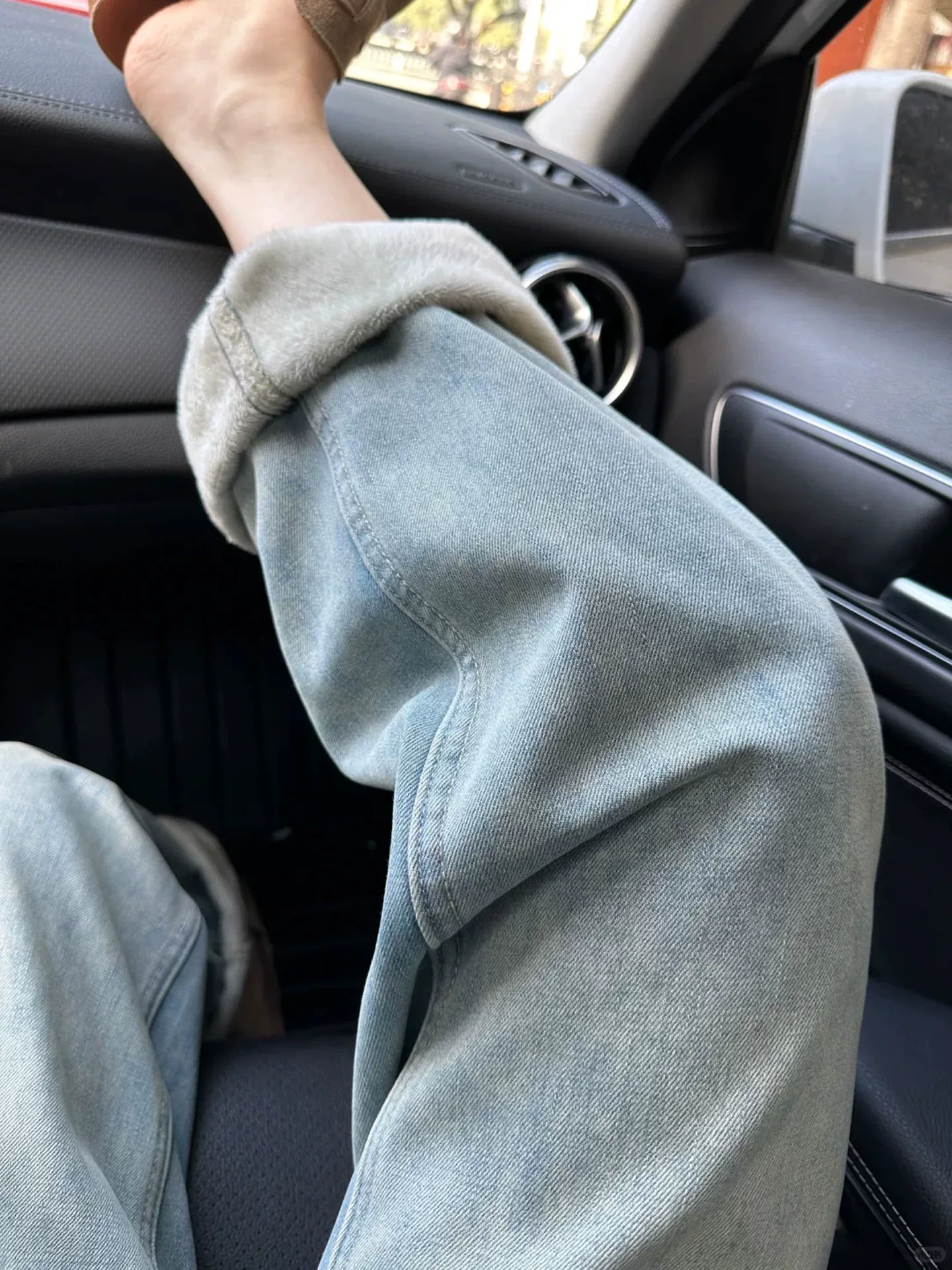 Quần jean ống thẳng lót lông cừu màu xanh nhạt dành cho nữ, mùa thu đông, cỡ lớn, lưng cao, dáng rộng, che hông, giảm béo, quần ống rộng dày.