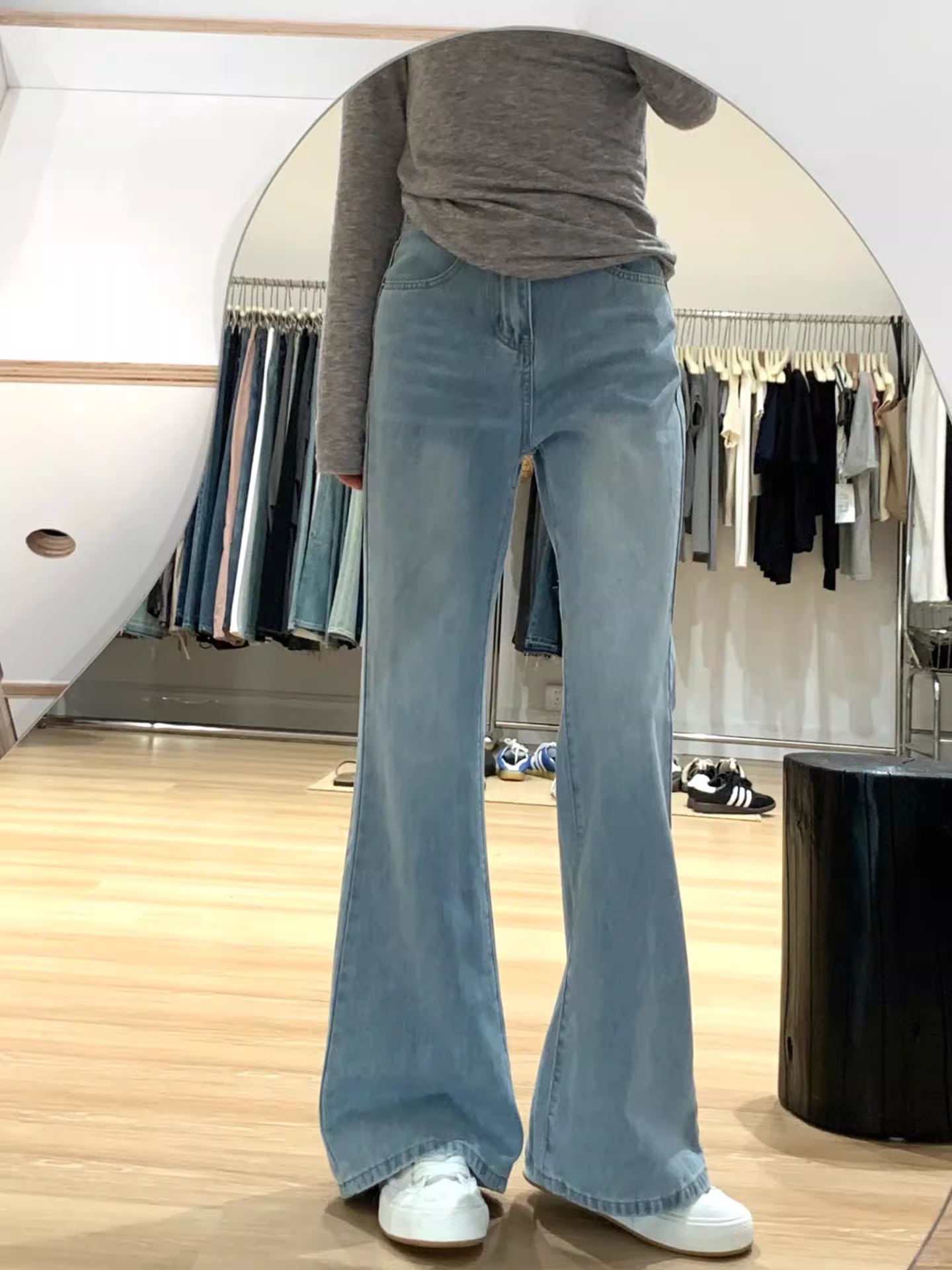 Quần jean ống loe cho nữ, mặc đầu thu, cỡ lớn, lưng cao, dáng rộng, xếp nếp, tôn dáng, nhỏ nhắn, không bó sát ở chân, quần ống chuông