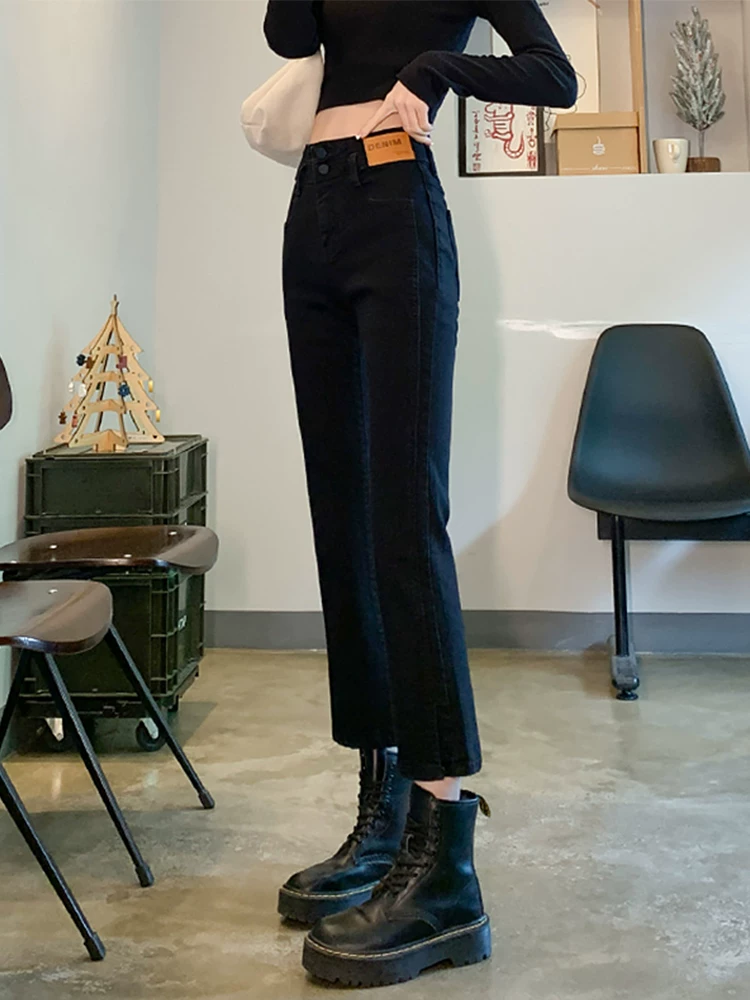 Thân hình quả lê, hơi mũm mĩm, trang phục mùa thu sớm dáng thẳng, quần jean cạp cao, che hông, tôn dáng, co giãn, xẻ tà.