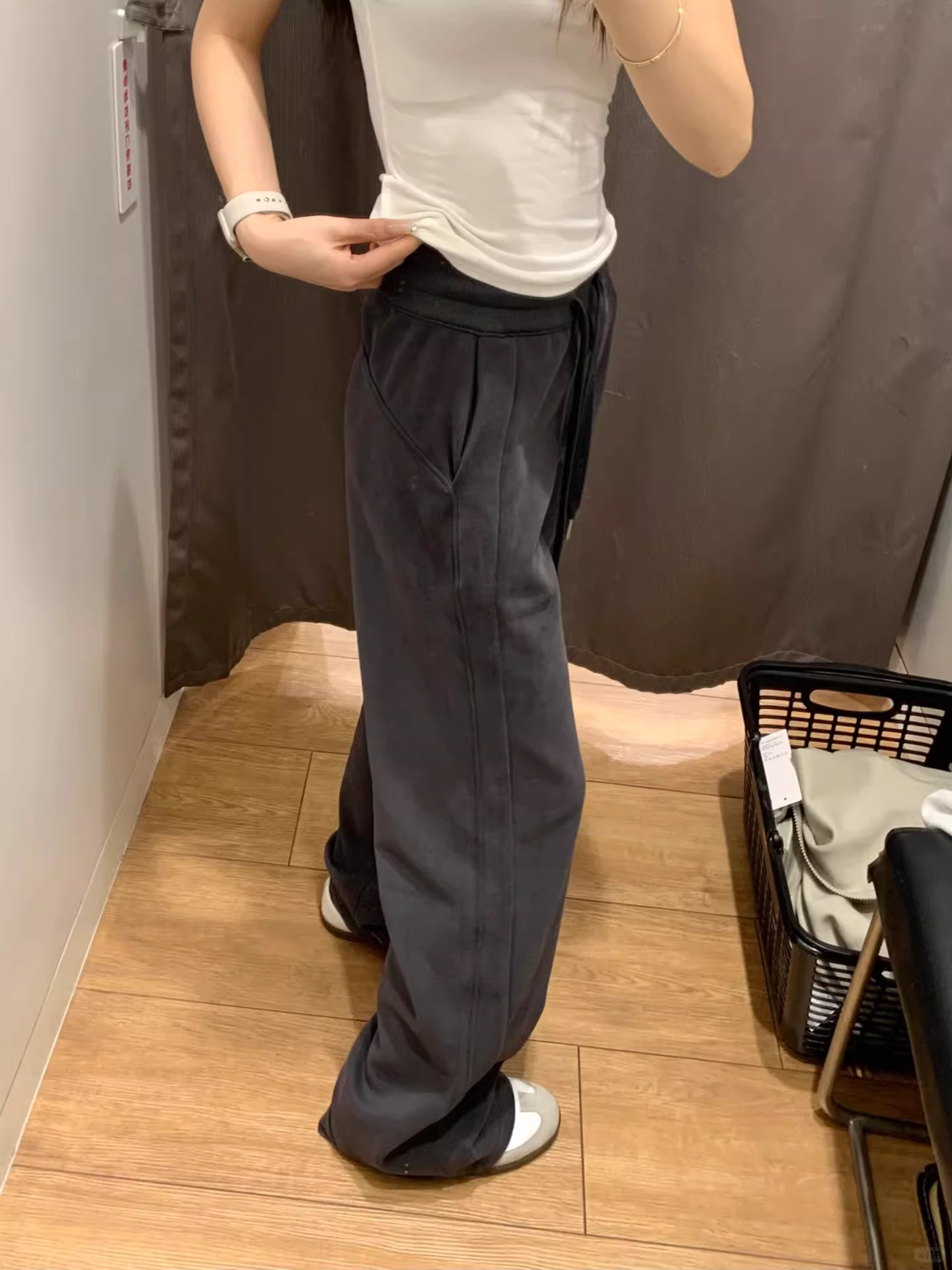 Quần thể thao màu xám đậm dành cho nữ, kiểu dáng mùa thu mới, cỡ lớn, lưng cao, dáng rộng, tôn dáng, quần ống rộng.