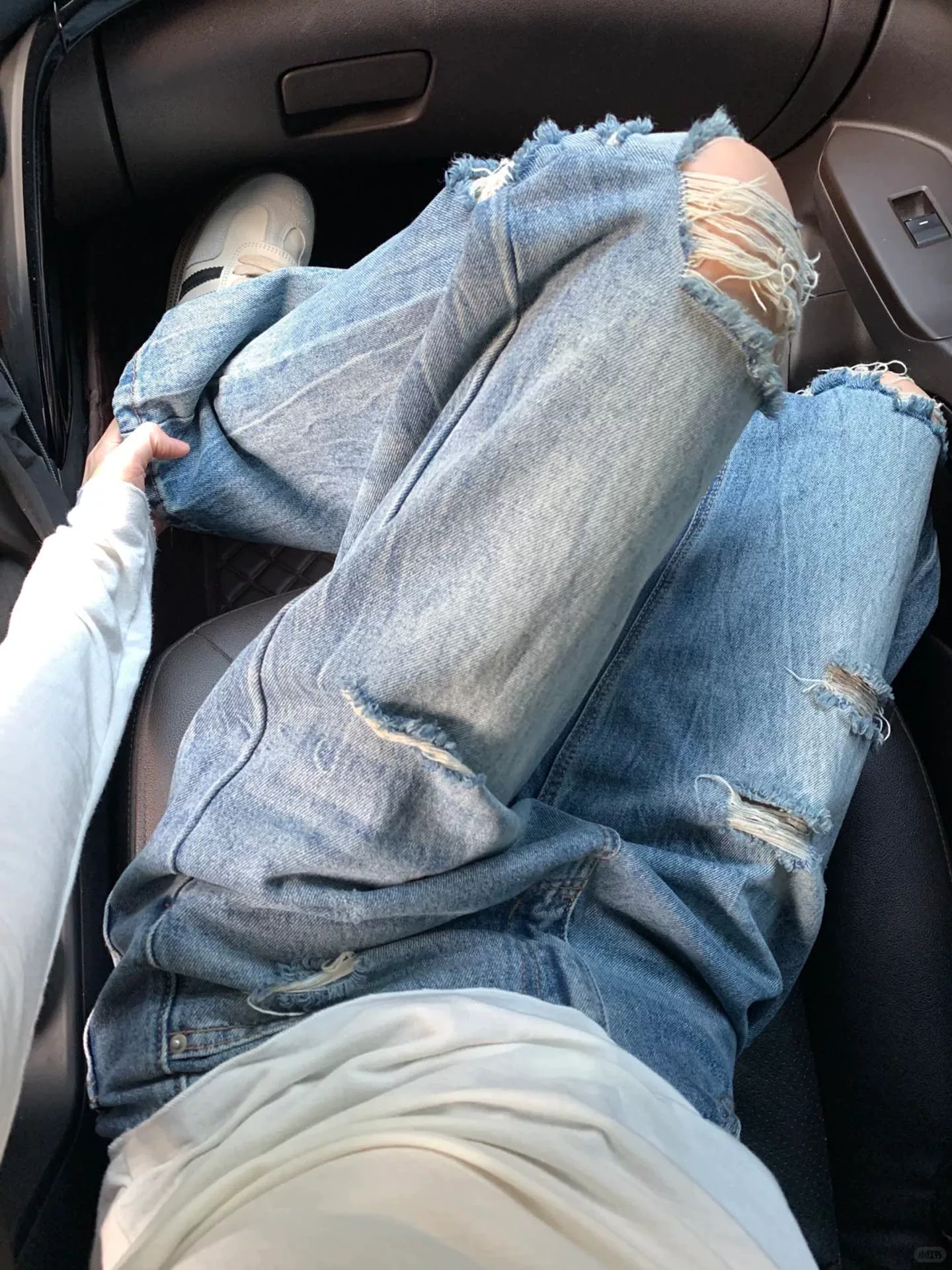 Quần jeans ống đứng rách cho nữ, kiểu mới hè 2025, size lớn, cạp cao, tôn dáng, dành cho người dáng quả lê, quần ống rộng