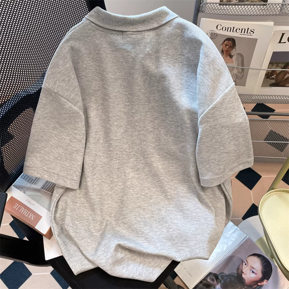 Áo polo cổ tròn bất đối xứng kiểu Mỹ, áo thun ngắn tay dành cho nữ, thiết kế mới mùa hè, kiểu dáng độc đáo, ôm dáng.