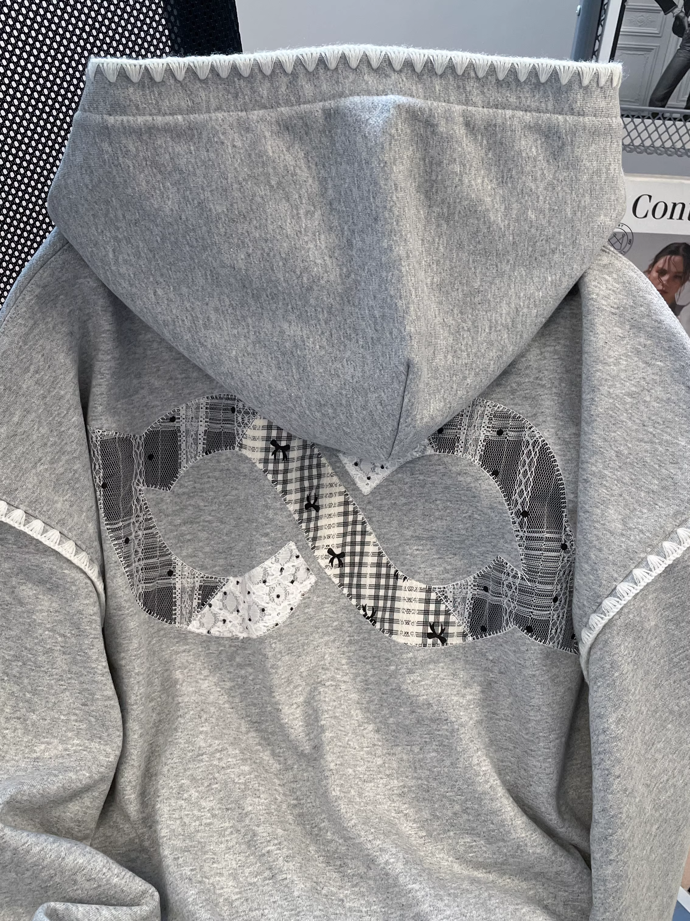 Áo hoodie nữ thêu ren dày kiểu Mỹ, thu đông 2025, lót lông cừu, thiết kế độc đáo dành cho cặp đôi, áo độc nhất.