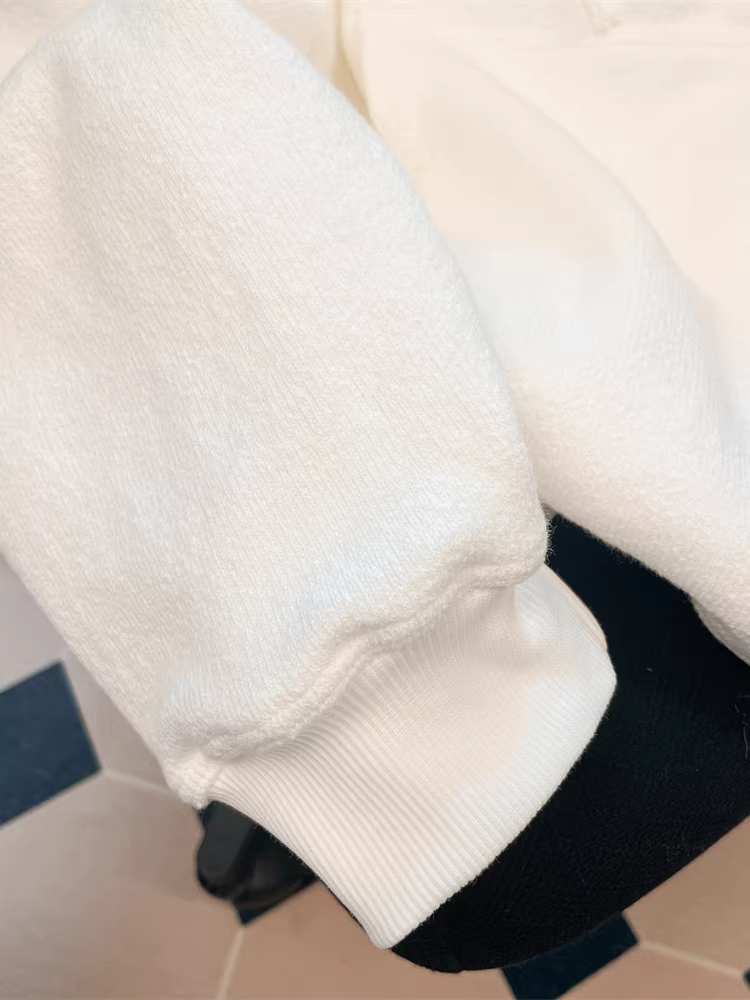 Áo khoác có mũ trùm đầu dáng rộng kiểu Mỹ màu trắng dành cho nữ, mặc cặp đôi mùa thu đông, áo thiết kế đơn giản giản dị.