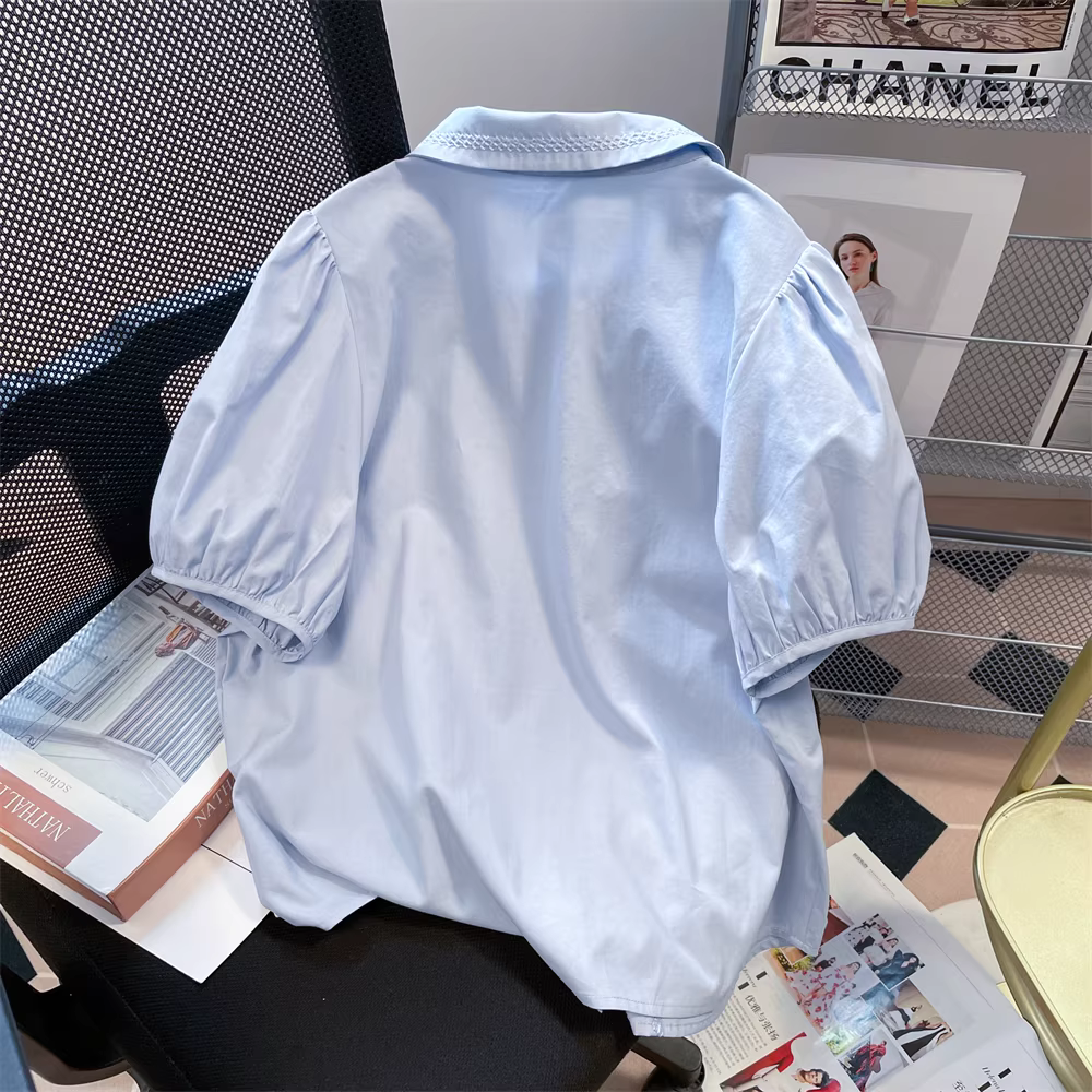 Áo sơ mi cổ búp bê màu xanh dành cho nữ, thiết kế độc đáo, kiểu dáng mùa hè mới 2025, tay phồng ngắn, dáng regular, size nhỏ.