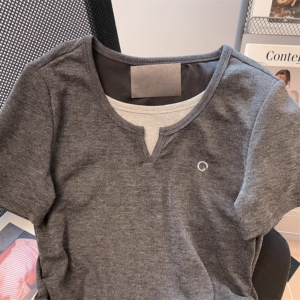 Áo thun ngắn tay giả hai mảnh xếp ly kiểu Hàn Quốc dành cho nữ, áo cổ chữ V không đều vai thường ngày ngọt ngào và cay cay mùa hè