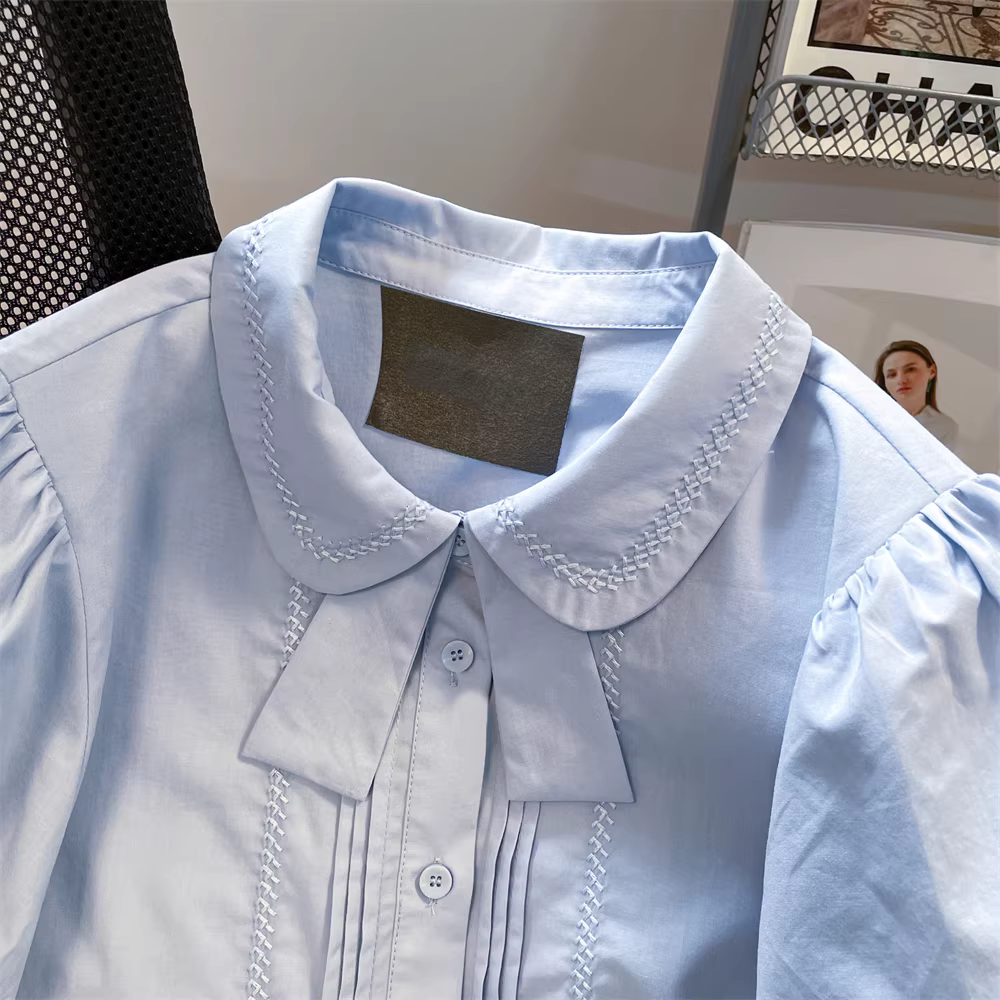 Áo sơ mi cổ búp bê màu xanh dành cho nữ, thiết kế độc đáo, kiểu dáng mùa hè mới 2025, tay phồng ngắn, dáng regular, size nhỏ.
