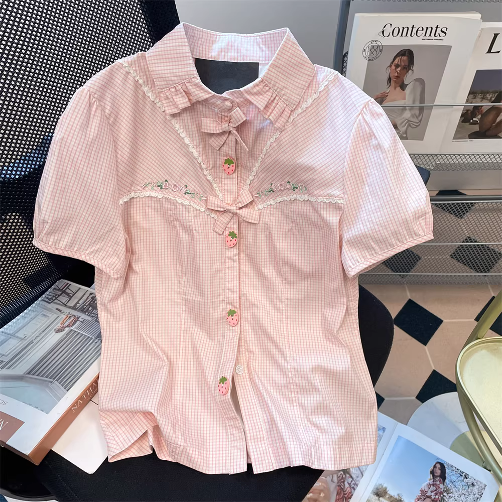 Áo sơ mi kẻ sọc thêu dâu tây ngọt ngào và dễ thương theo phong cách Hàn Quốc dành cho nữ, áo ngắn tay mùa hè độc đáo và siêu xinh.