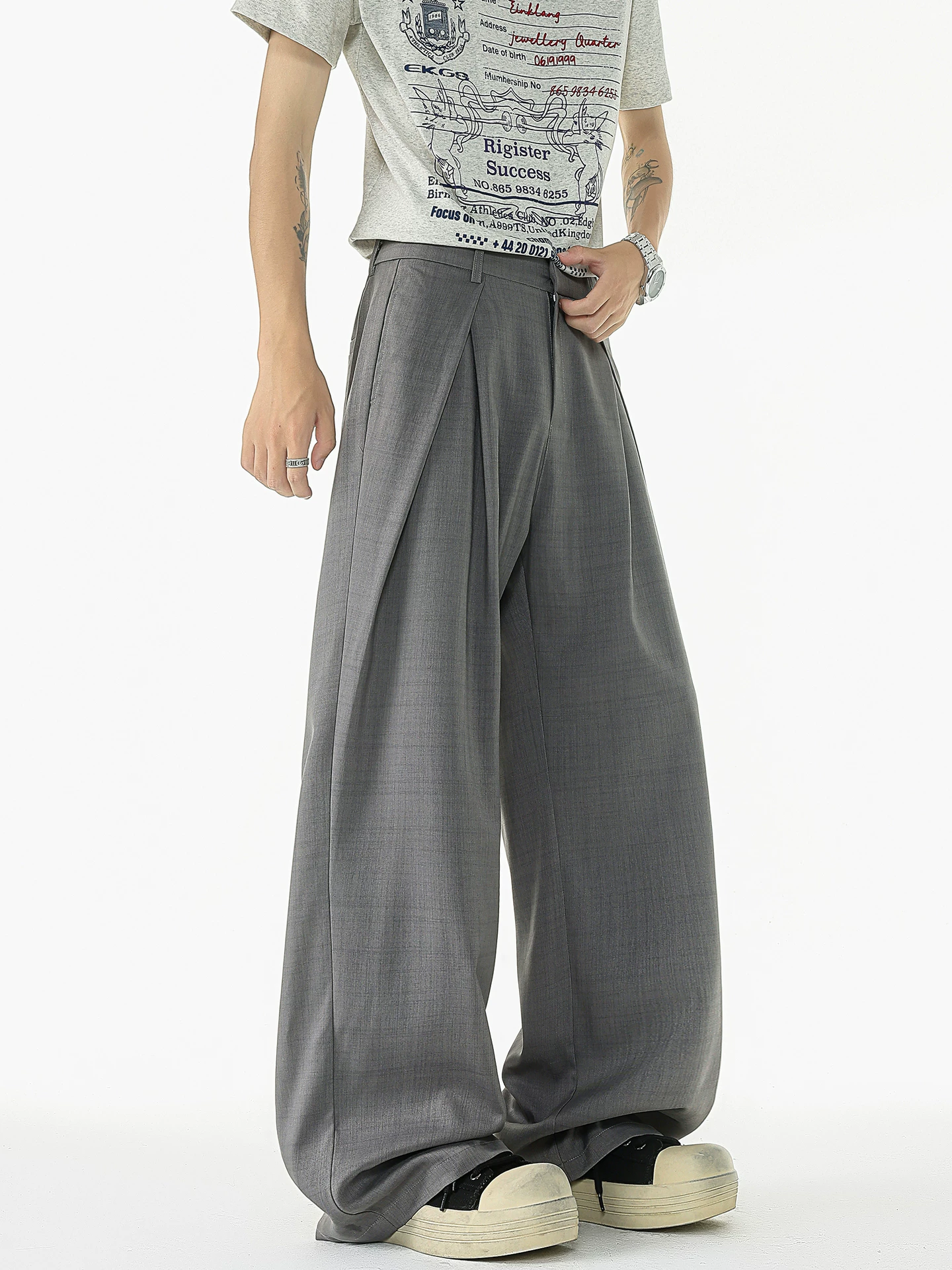 Wukong có sẵn quần âu nam kiểu dáng chữ A xếp ly ba chiều, kiểu dáng thanh lịch, đơn giản, phù hợp với trang phục công sở và thường ngày.