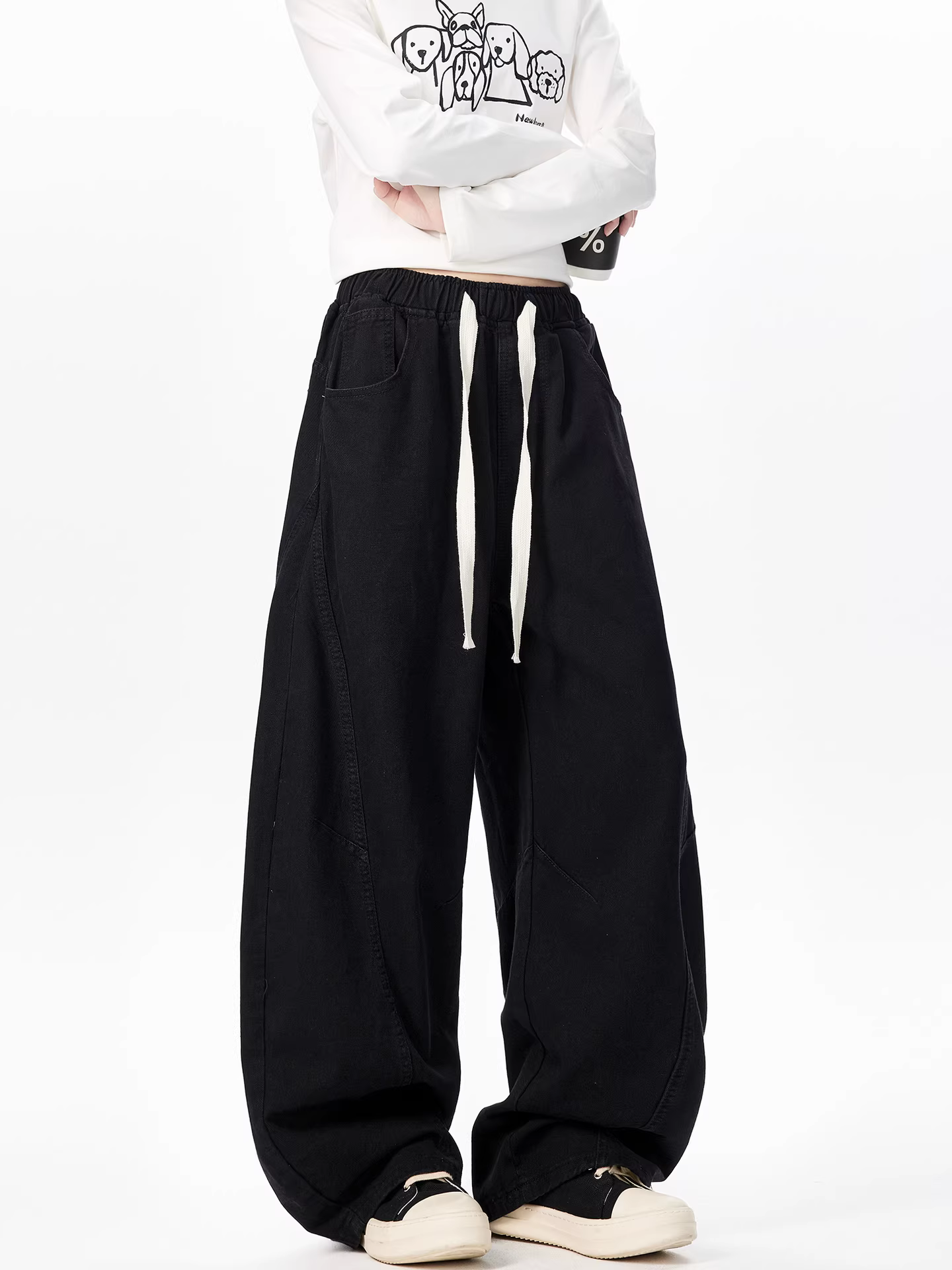 Ngộ Không có sẵn quần jeans kiểu Mỹ cổ điển, phối vải, dáng lửng, phong cách đường phố, ống rộng, có dây rút, chất liệu thun co giãn dành cho nam.