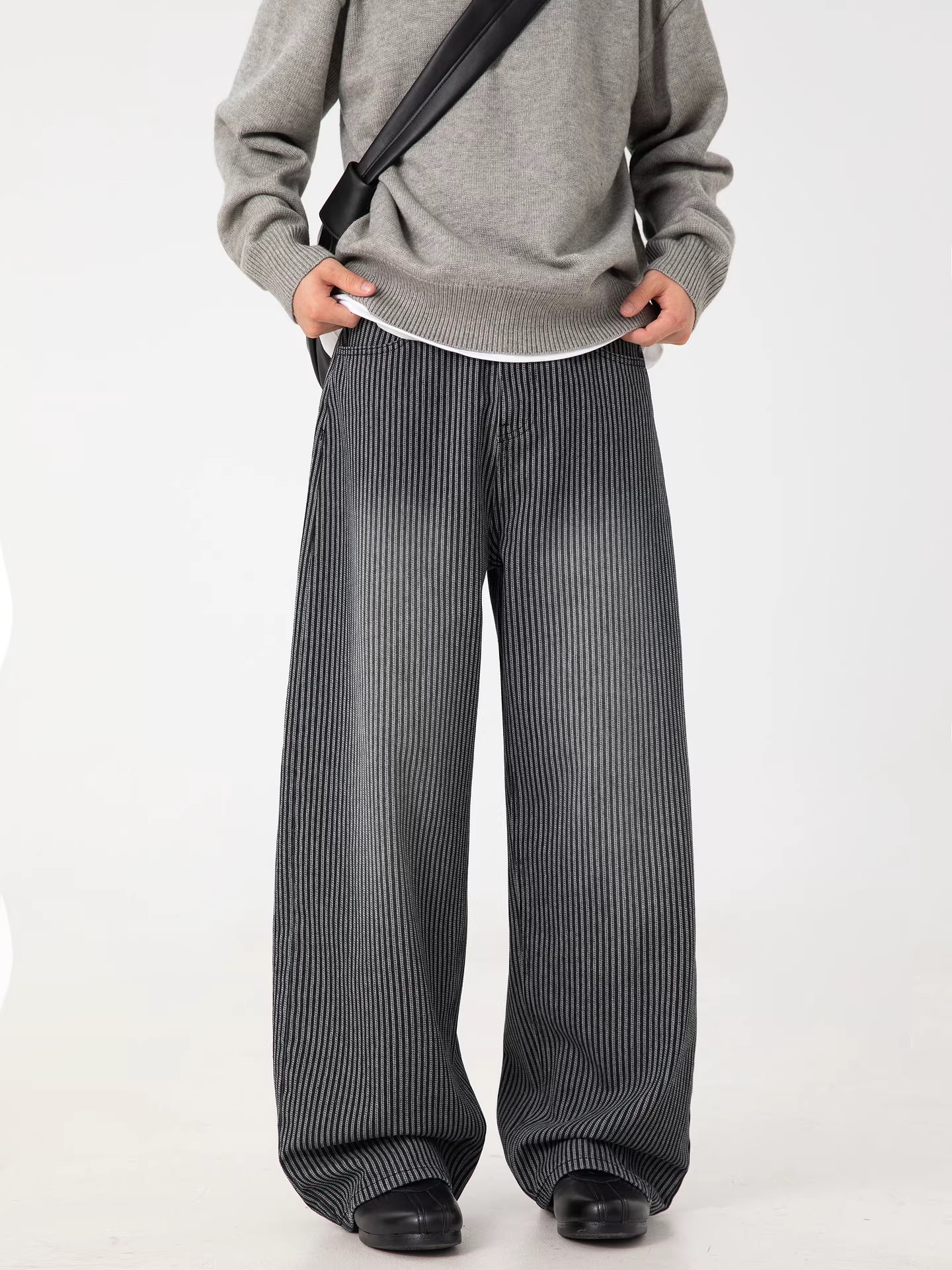 Ngộ Không có sẵn quần jean nam kiểu Mỹ cổ điển, sọc, chất liệu washed, phong cách đường phố thời thượng, dáng rộng, ống thẳng.