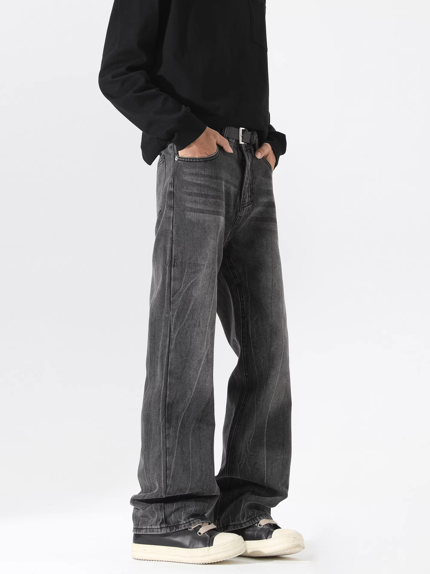 Wukong có sẵn quần jean denim nam kiểu Mỹ, chất liệu washed crackle, dáng cleanfit, phong cách retro, ống loe dài.