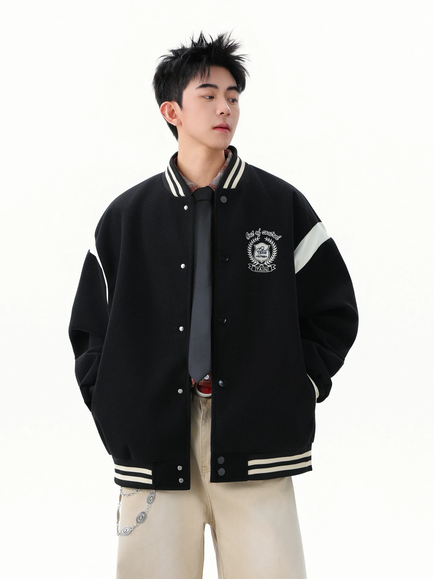 Wukong có sẵn áo khoác bóng chày thêu phong cách đại học cổ điển phối màu dành cho nam và nữ, áo khoác đa năng hợp thời trang mùa thu dành cho cặp đôi.