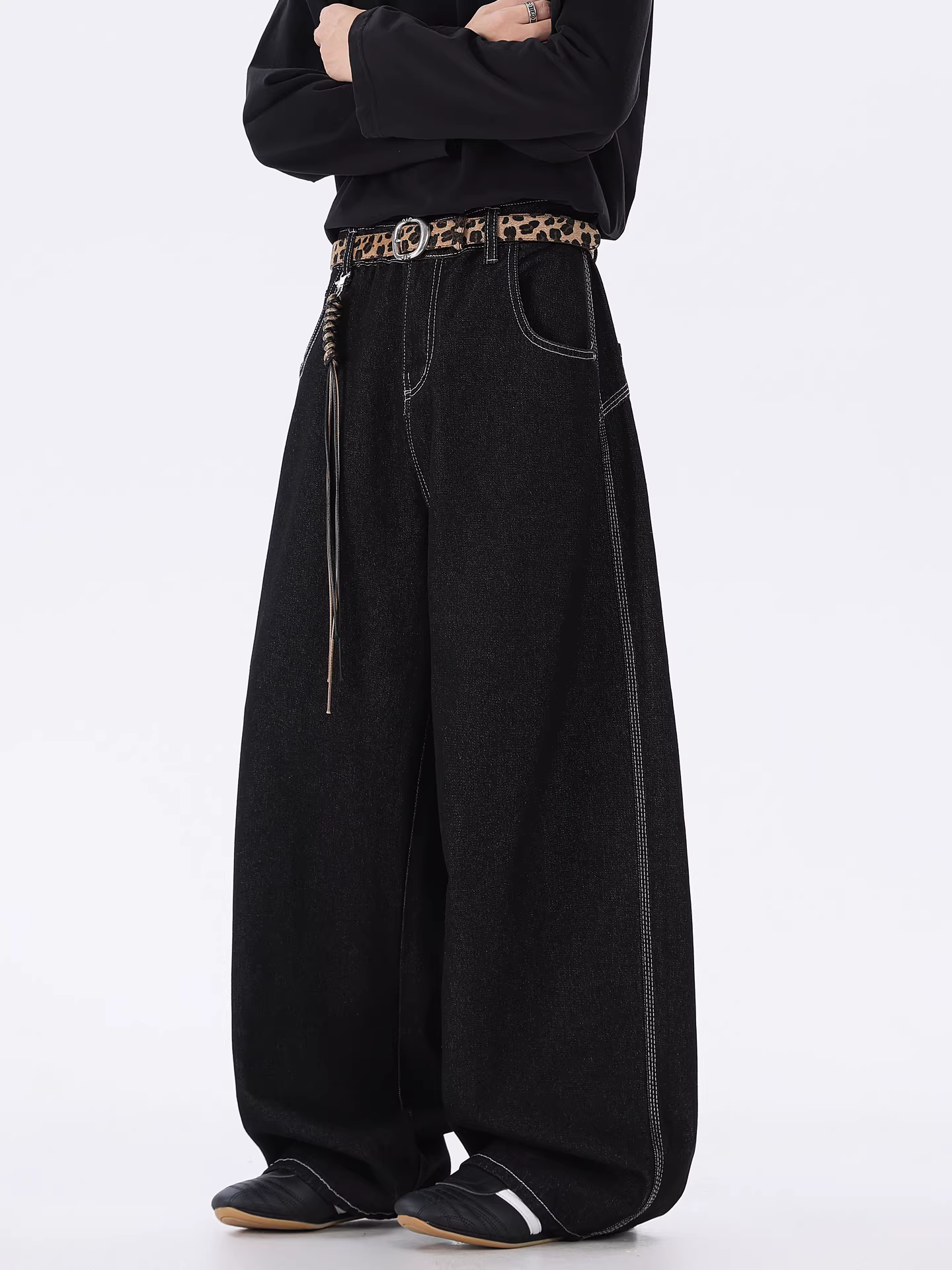 Wukong có sẵn quần jean nam kiểu Mỹ cổ điển, dáng ôm vừa vặn, quần ống rộng và đa năng.