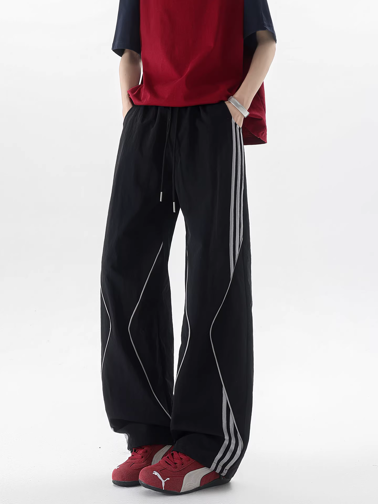 Wukong có sẵn quần thể thao nam ống rộng, kiểu dáng thẳng, sọc theo phong cách Mỹ, phong cách đường phố cổ điển, rộng rãi và đa năng, quần dài mặc thường ngày.