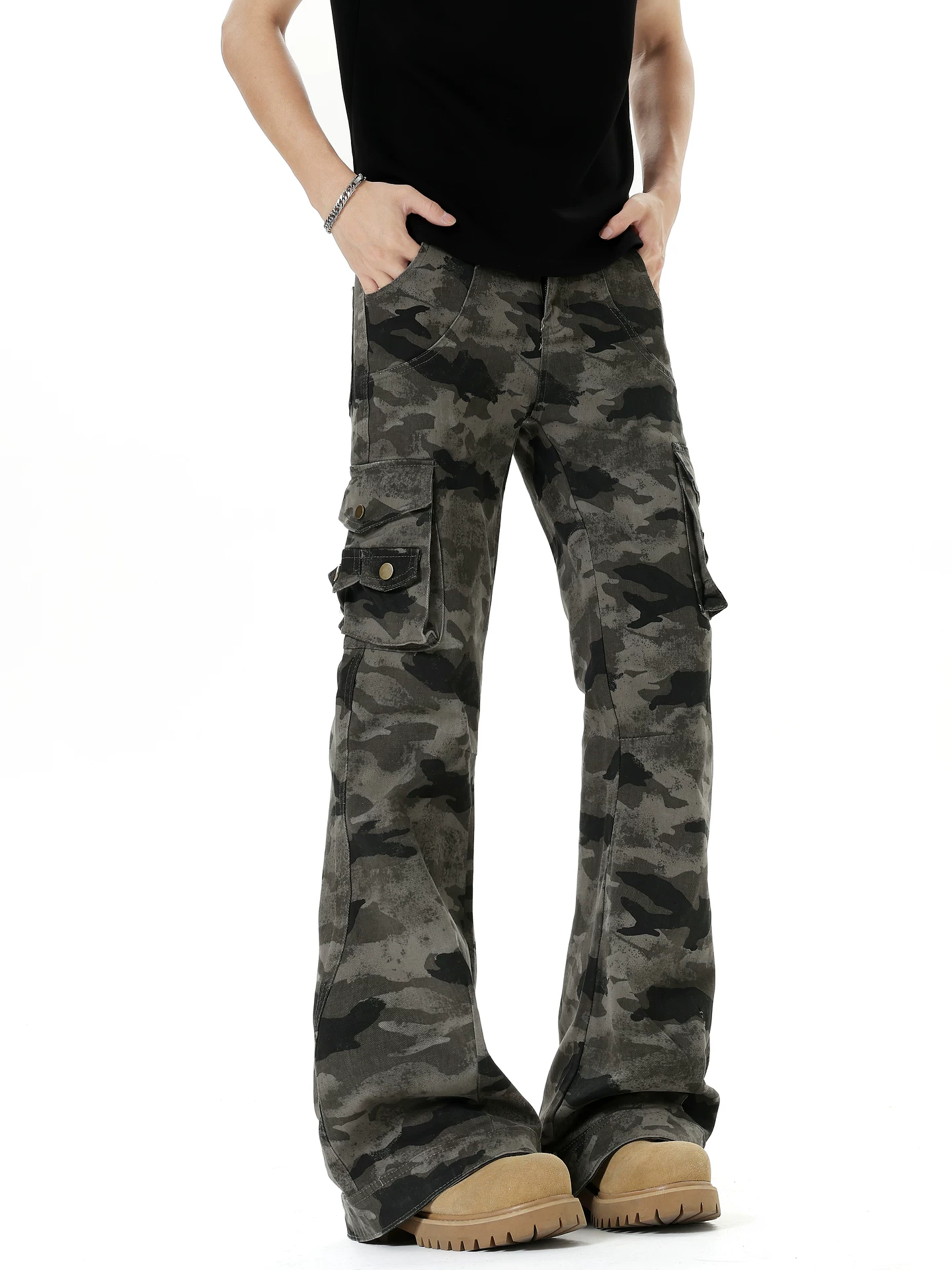 Wukong có sẵn quần cargo ống đứng họa tiết rằn ri cổ điển Mỹ, túi lớn dành cho nam và nữ, quần ống loe dài chấm đất kiểu dáng ôm sát hợp thời trang.