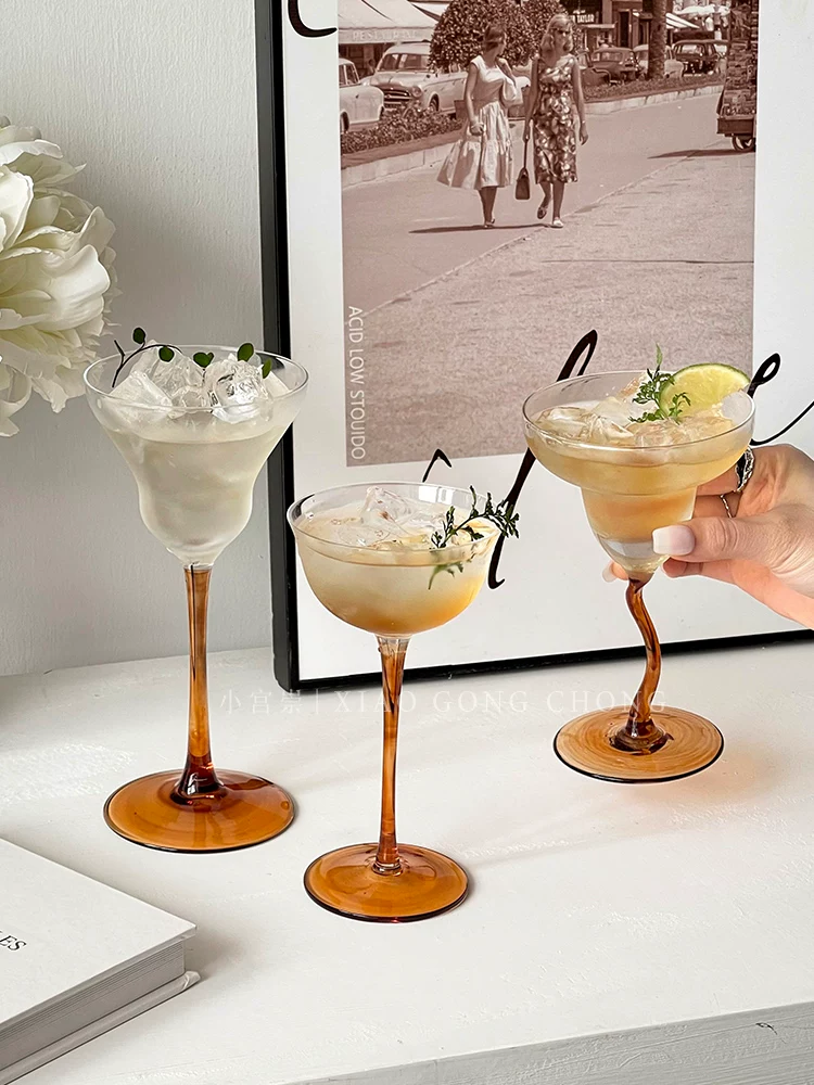 Ly cocktail màu cà phê độc đáo, ly margarita cong hơi say rượu xinh xắn như trên Instagram, ly uống đồ uống đặc biệt sáng tạo, ly cao, ly rượu sâm banh.