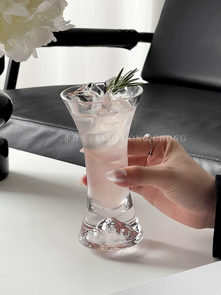 Ly thủy tinh pha lê cao cấp, kiểu dáng thon gọn, thích hợp ngắm cảnh, dùng được cho nước ép, rượu sâm banh, cocktail và đồ uống lạnh.