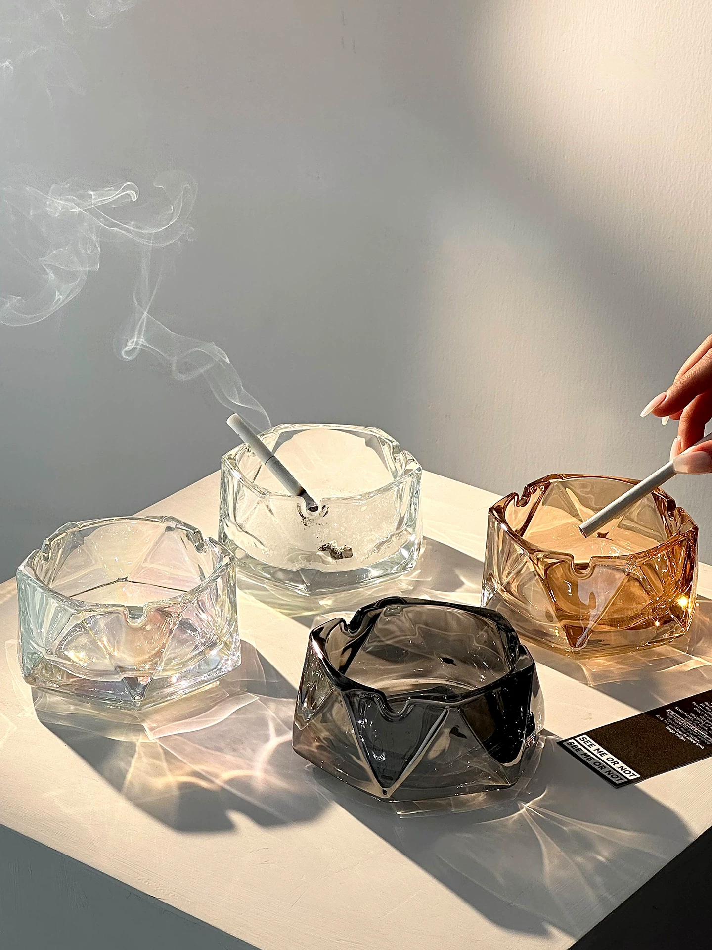 Gạt tàn thuốc bằng kính hình học phong cách INS cho phòng khách gia đình, gạt tàn thuốc thời trang và đơn giản, vật trang trí sáng tạo và hợp thời trang, giá đỡ thuốc lá.