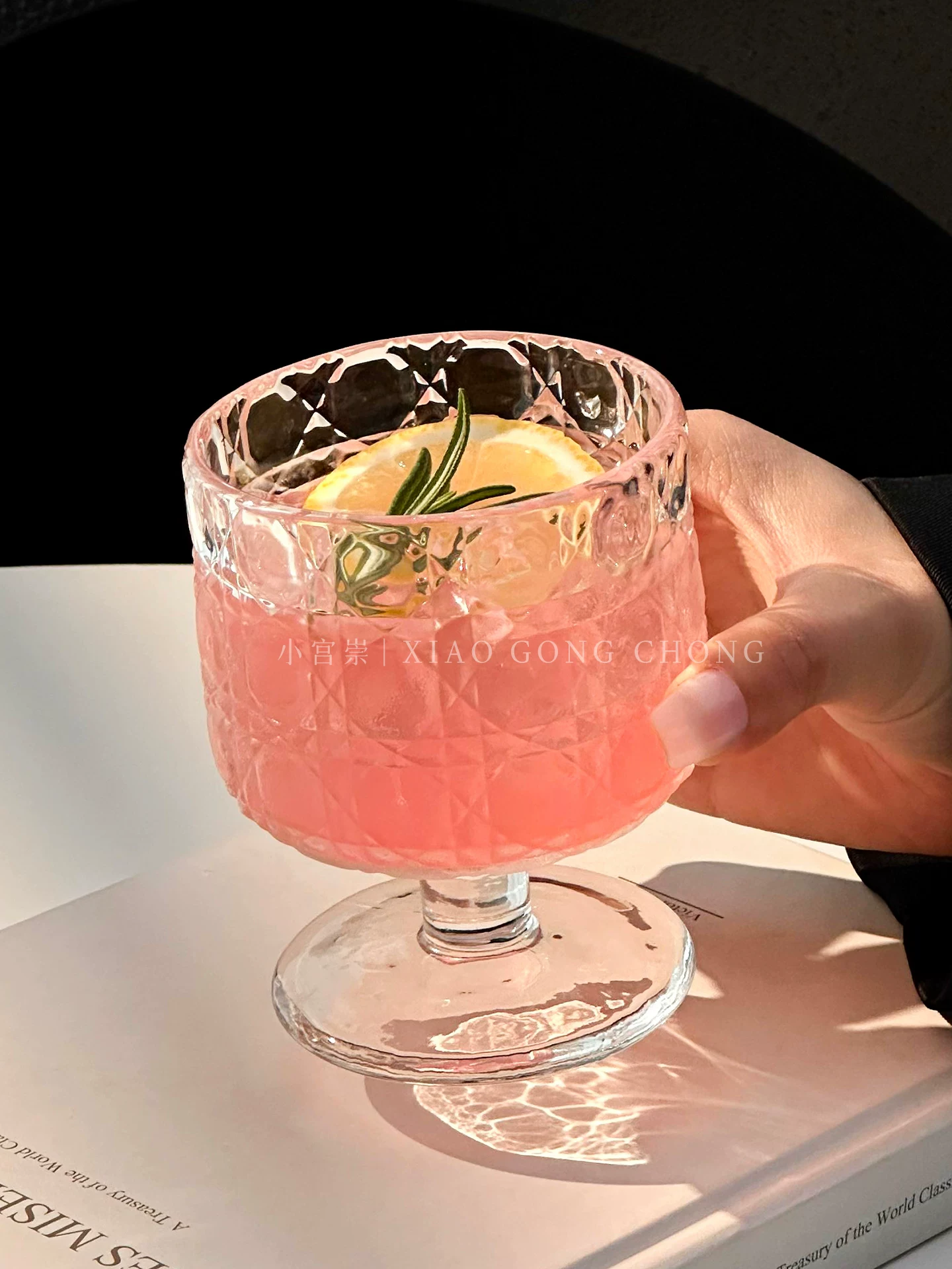 Ly thủy tinh cổ điển, xinh xắn như trên Instagram, ly cocktail hơi say đắm, ly nước ép, ly cà phê Americano latte.