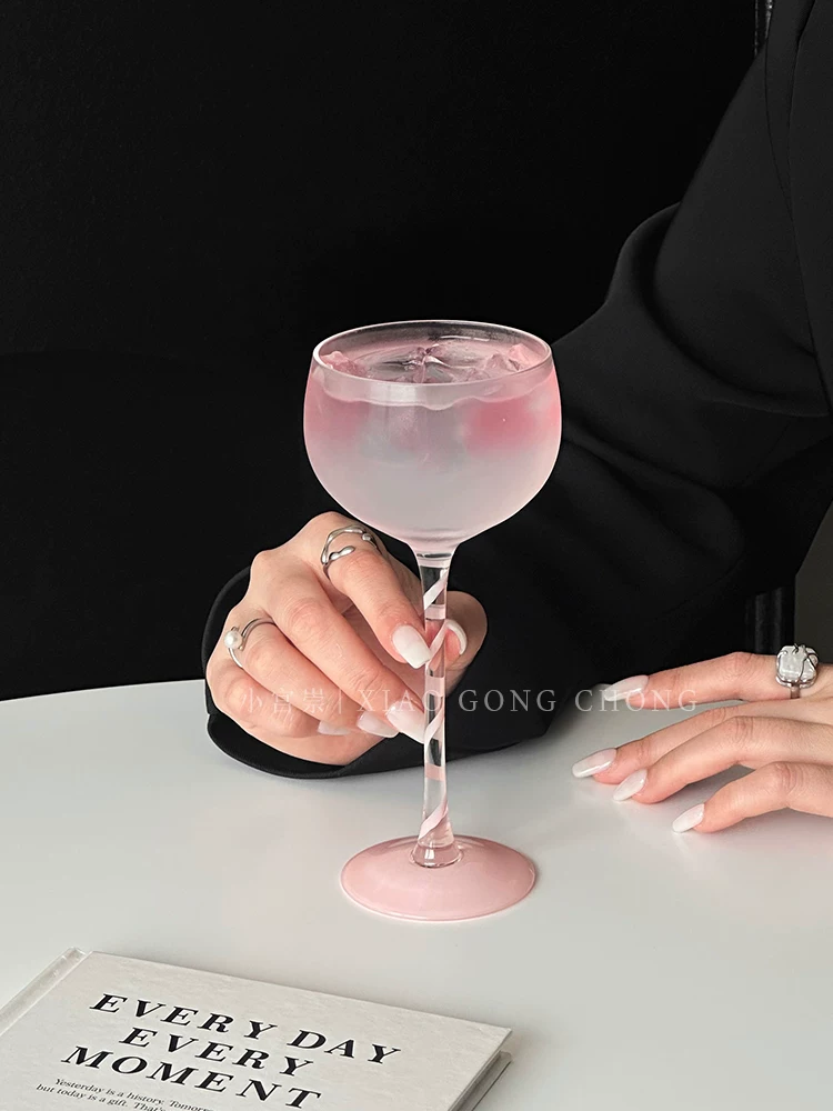 Ly cocktail màu hồng nữ tính, ly cocktail cao đặc biệt sáng tạo, ly cocktail cá nhân hóa, ly rượu ngọt, ly nước uống lạnh