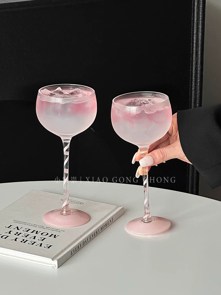 Ly cocktail màu hồng nữ tính, ly cocktail cao đặc biệt sáng tạo, ly cocktail cá nhân hóa, ly rượu ngọt, ly nước uống lạnh
