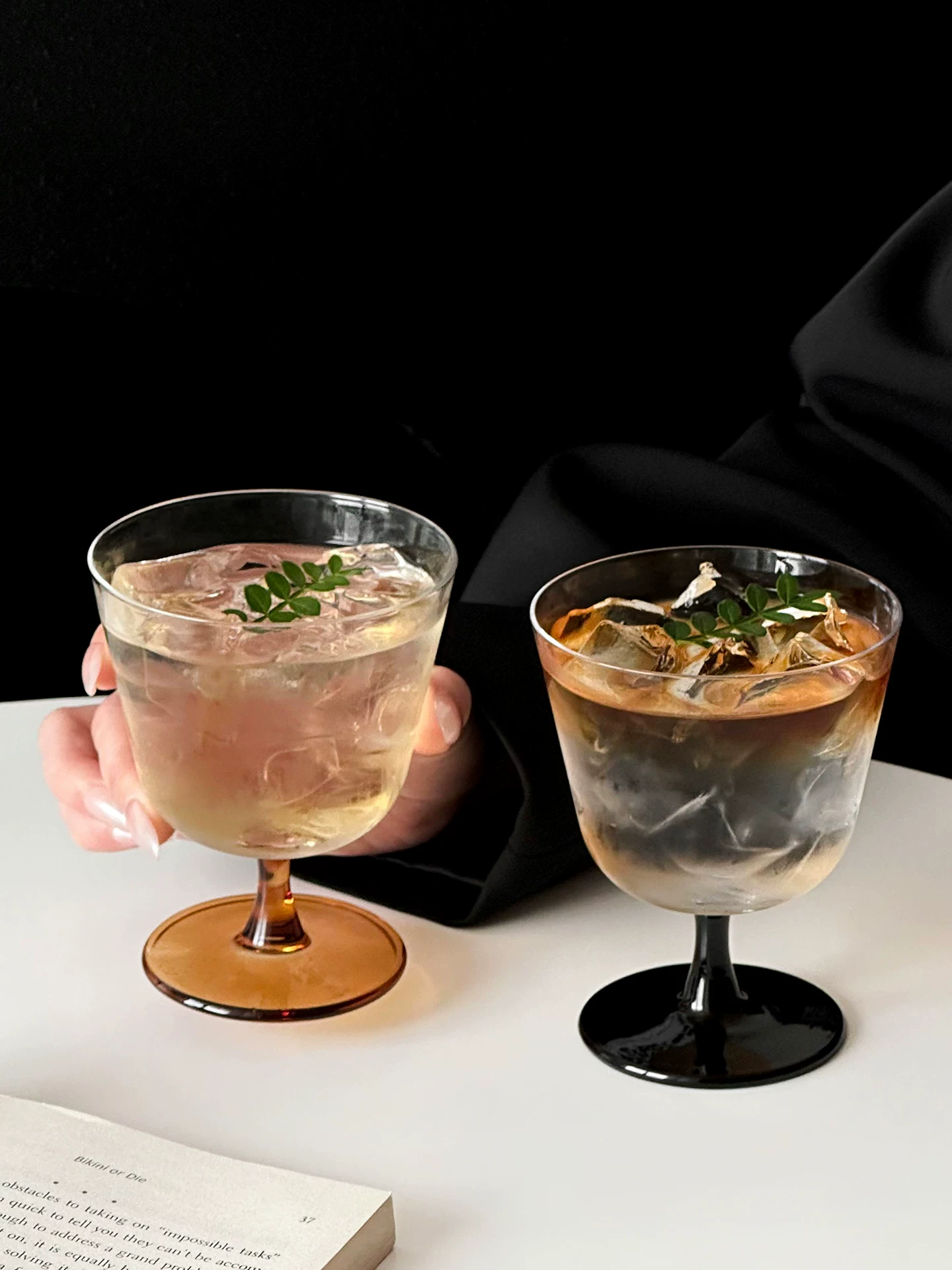 Ly rượu miệng rộng theo phong cách cổ điển, thiết kế tinh tế, độc đáo, ly cocktail tạo không khí, ly hơi nghiêng, ly uống rượu, cốc thủy tinh.