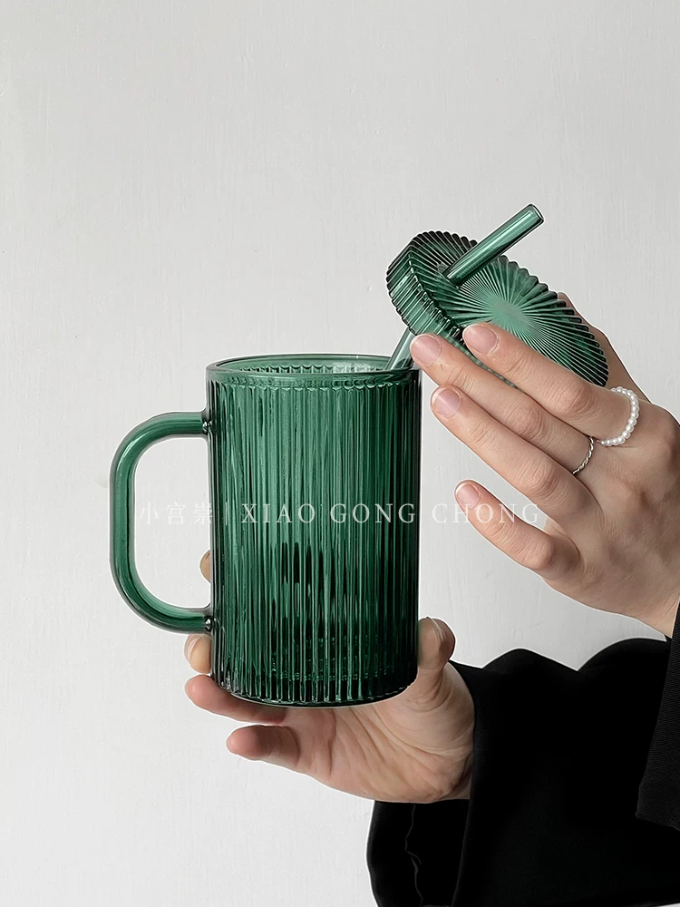 Ly thủy tinh cổ điển màu ngọc lục bảo có sọc cổ điển, có tay cầm, nắp và ống hút dùng trong nhà.