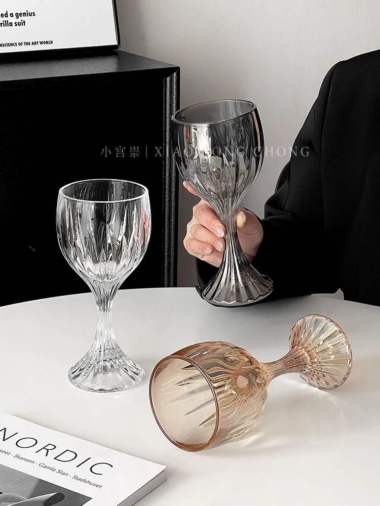 Ly rượu vang đỏ cao cấp phong cách châu Âu, chất liệu pha lê, kiểu dáng sang trọng, dùng trong gia đình.