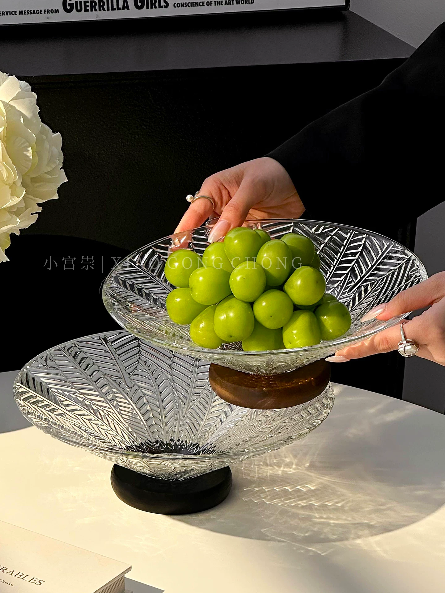 Đĩa trái cây họa tiết lá tinh tế và cao cấp dùng trong nhà, đĩa thủy tinh cao sang trọng nhẹ nhàng để đựng hoa quả khô, kẹo và đồ ăn nhẹ.