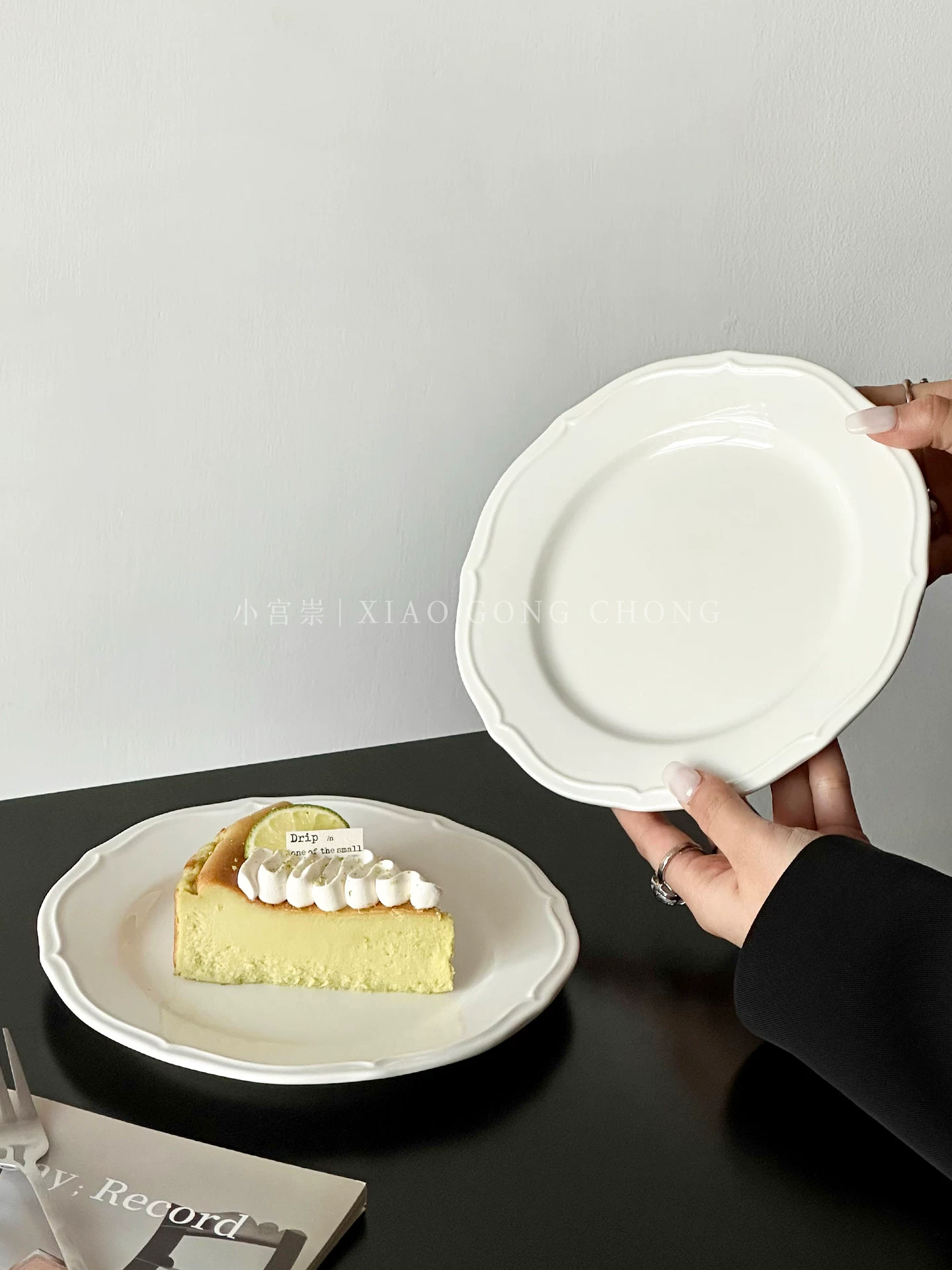 Đĩa tráng miệng gốm sứ kiểu Pháp cổ điển, màu trắng tinh khôi, họa tiết nổi, dùng cho bữa trà chiều, ăn nhẹ, bánh ngọt, bữa sáng