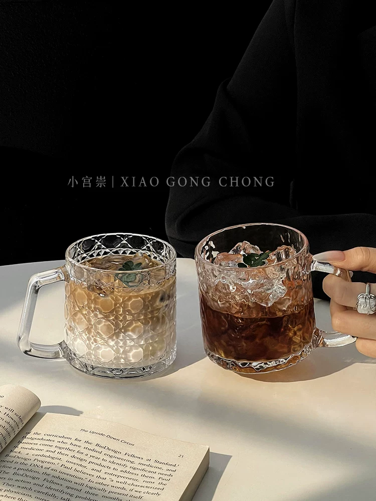 Ly cà phê khắc họa tiết phong cách Ins, dùng trong nhà, ly trong suốt sáng tạo và thẩm mỹ, có tay cầm, ly uống nước, cốc.