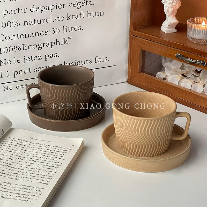 Bộ tách trà và đĩa sứ họa tiết retro Nhật Bản, thiết kế độc đáo, phong cách rustic, dùng để pha cà phê latte nghệ thuật, uống trà chiều.