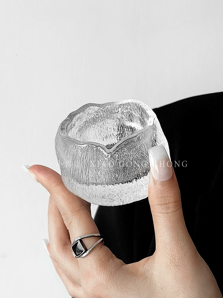 Ly rượu sake phong cách wabi-sabi Nhật Bản, ly thủy tinh nhỏ cổ điển, ly chủ nhân nhìn ra núi, ly trà kung fu