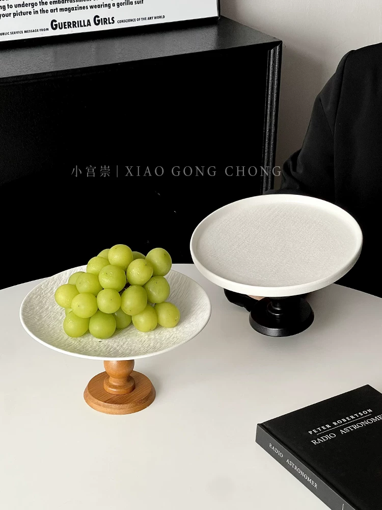 Đĩa trái cây cao chân đơn giản, đĩa tròn làm bằng gỗ nguyên khối dùng trong gia đình, thích hợp đựng trái cây sấy khô, trái cây tươi, bánh ngọt, bàn tráng miệng, trang trí nhẹ nhàng sang trọng.