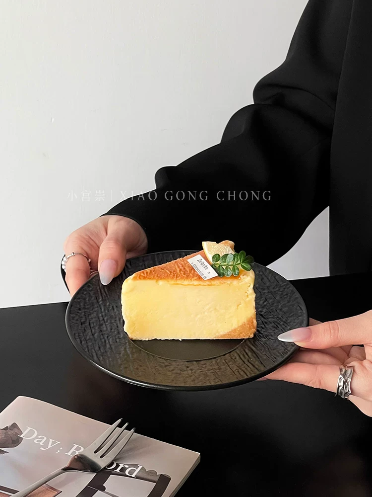 Đĩa tráng miệng kiểu Nhật cổ điển, họa tiết đá, đồ gốm sứ cao cấp, phong cách ins, sang trọng, tinh tế, dùng để đựng bánh ngọt chiều.