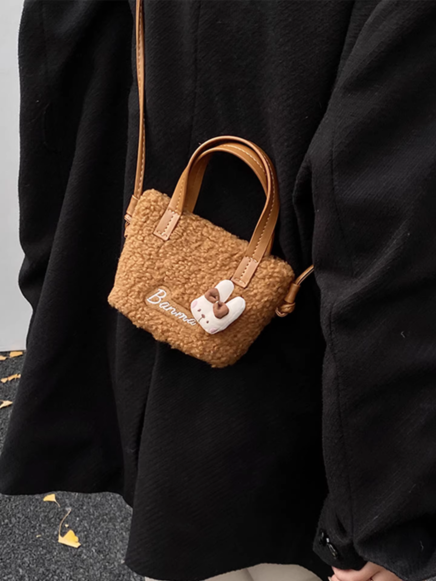 Túi mini rất dễ thương dành cho nữ, mẫu mới thu đông 2025, túi đeo chéo lông thú retro, túi xách tay kiểu xô đang thịnh hành.