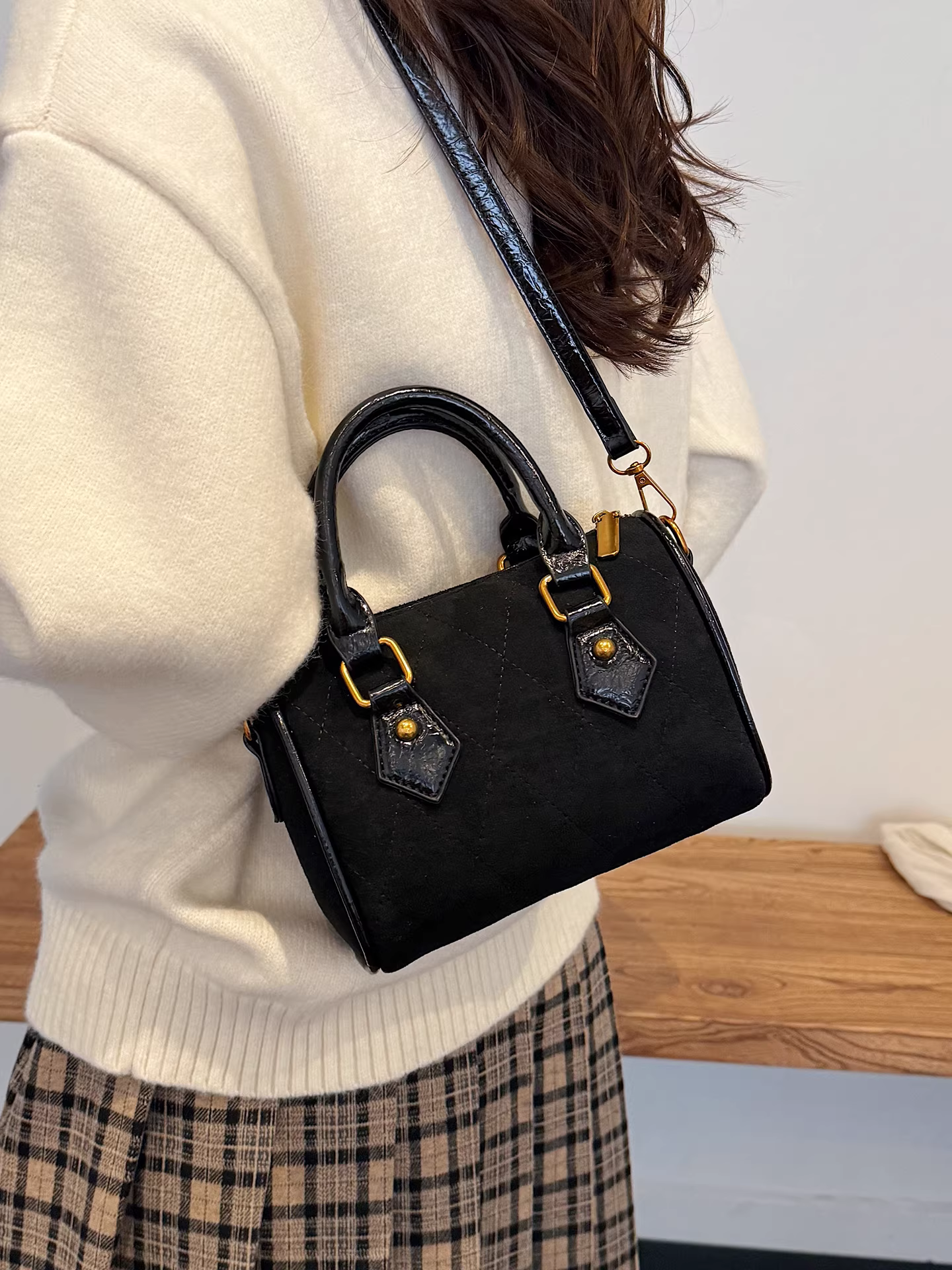 Túi da lộn nữ, mẫu mới thu đông 2025, thiết kế độc đáo, túi đeo chéo, túi xách kiểu cổ điển lì, túi gối