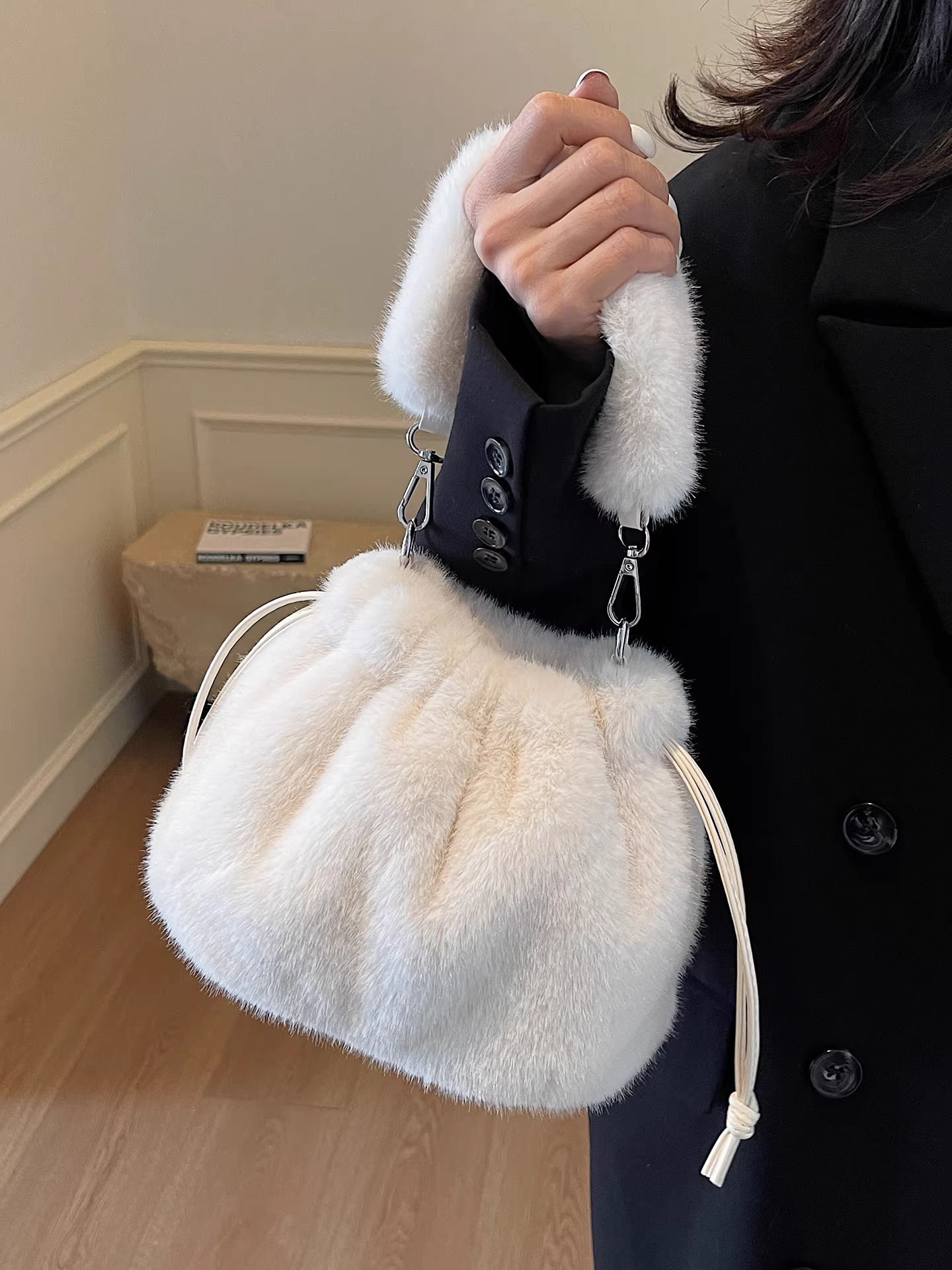 Túi đeo chéo lông mềm mại dành cho nữ, thiết kế độc đáo thu đông 2025, túi xô lông thú thời thượng năm nay.