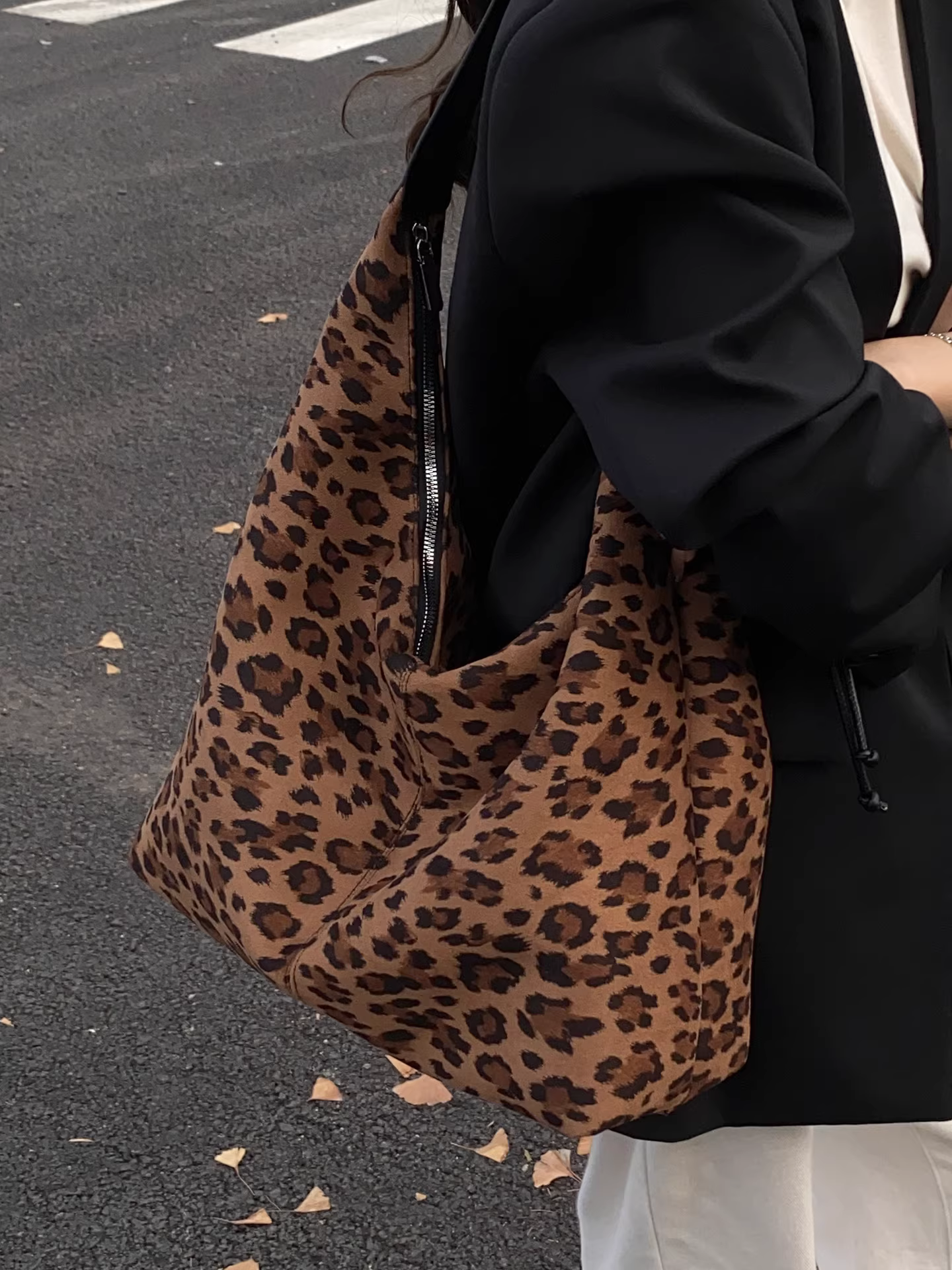 Túi xách họa tiết da báo dành cho nữ, dung tích lớn, mẫu mới thu đông 2025, túi đeo chéo retro mờ, phong cách giản dị, thích hợp đi làm.