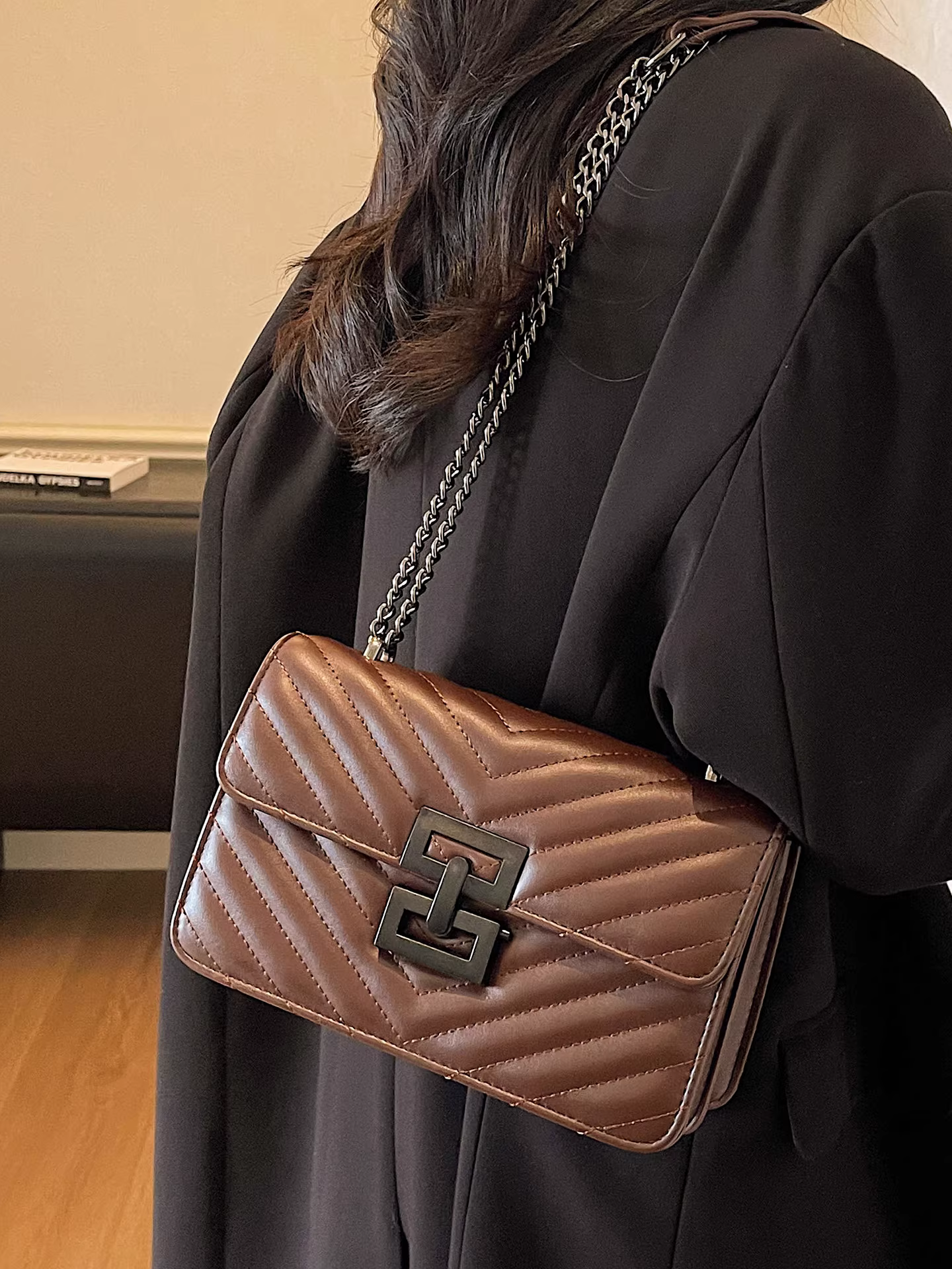 Túi đeo chéo nữ họa tiết kim cương, mẫu mới thu đông 2025, thiết kế cá tính, túi đeo vai nhỏ hình vuông đang thịnh hành.