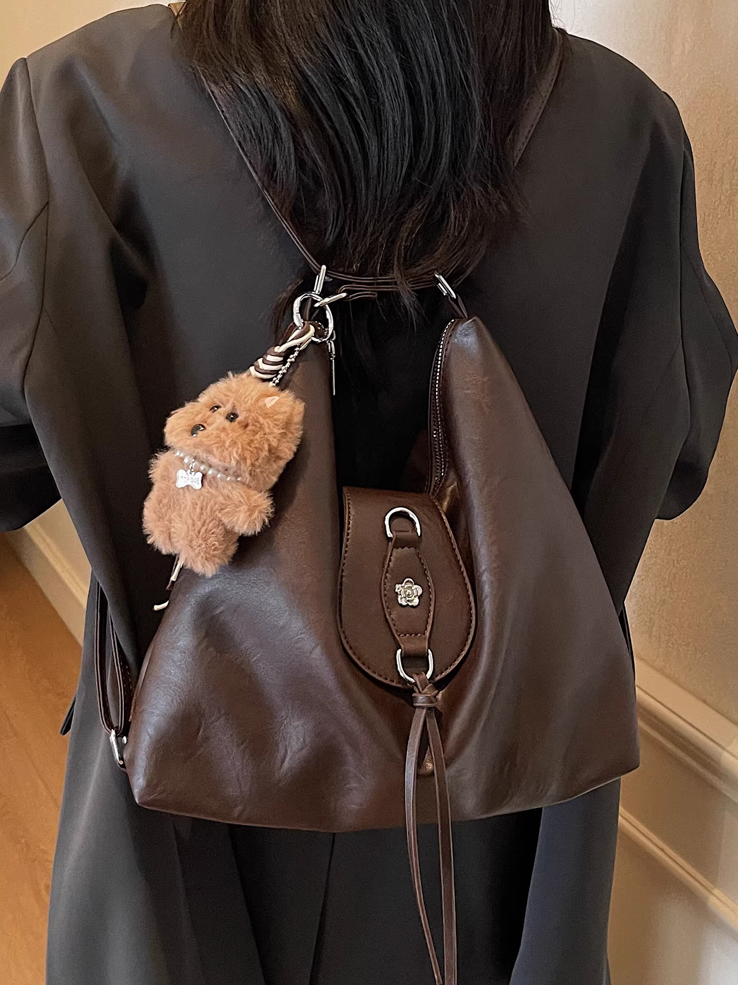 Túi tote dành cho nữ, sức chứa lớn, túi đeo vai đi làm phong cách retro mùa thu đông 2025 mới, ba lô đa năng thông thường.