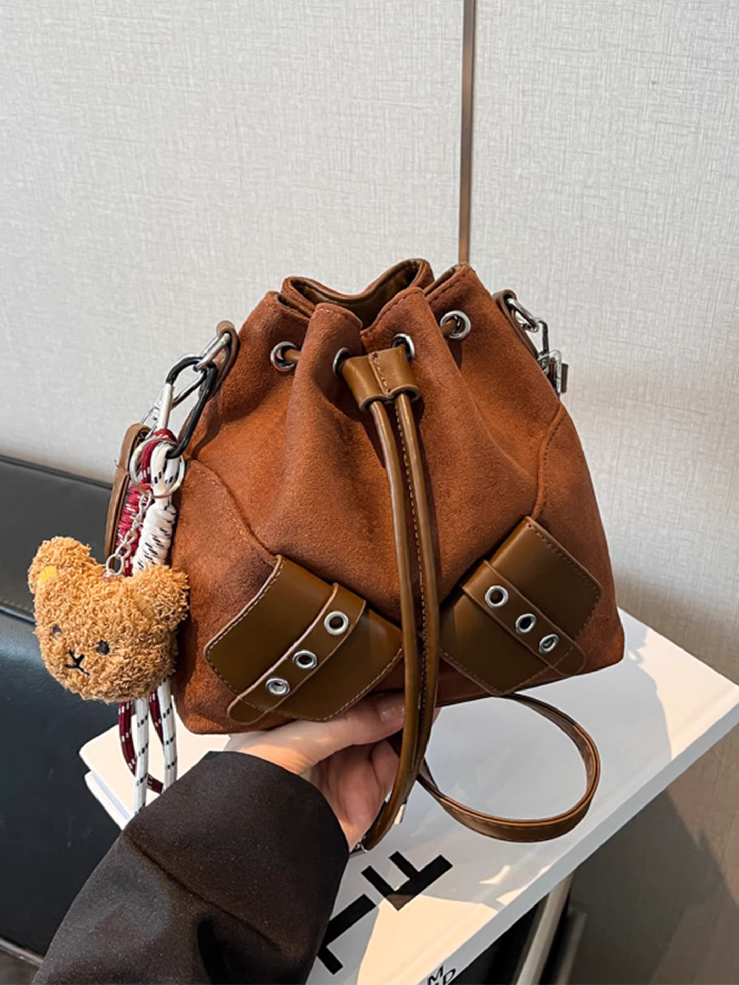 Túi da lộn nữ, thiết kế độc đáo mùa thu đông 2025, túi đeo chéo kiểu xô cổ điển mờ nhám, dây rút, đang thịnh hành