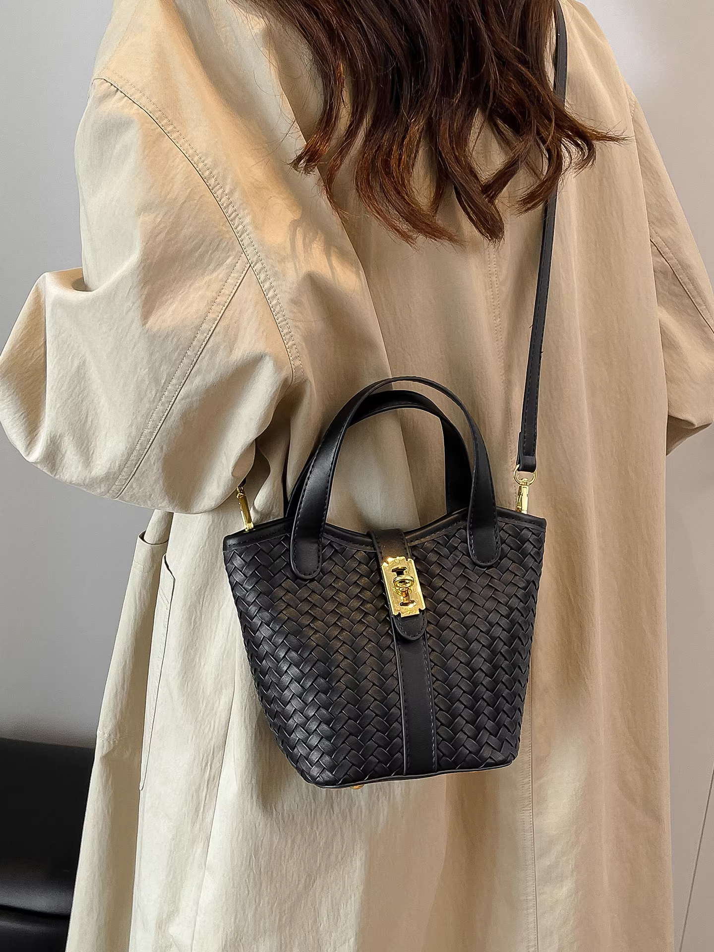 Những mẫu túi thời thượng được ưa chuộng năm nay dành cho nữ 2025, túi đeo chéo dệt kiểu retro độc đáo mùa thu đông, túi xách, túi bucket