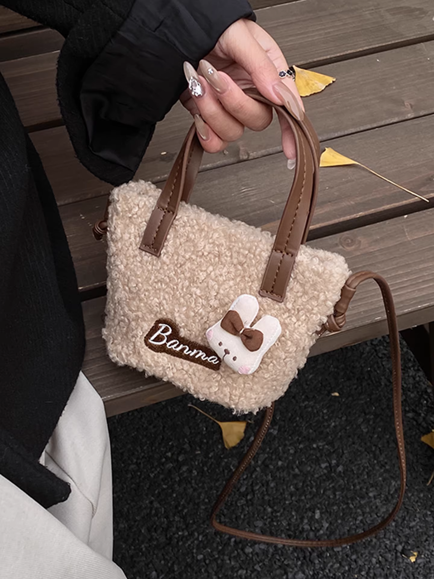 Túi mini rất dễ thương dành cho nữ, mẫu mới thu đông 2025, túi đeo chéo lông thú retro, túi xách tay kiểu xô đang thịnh hành.