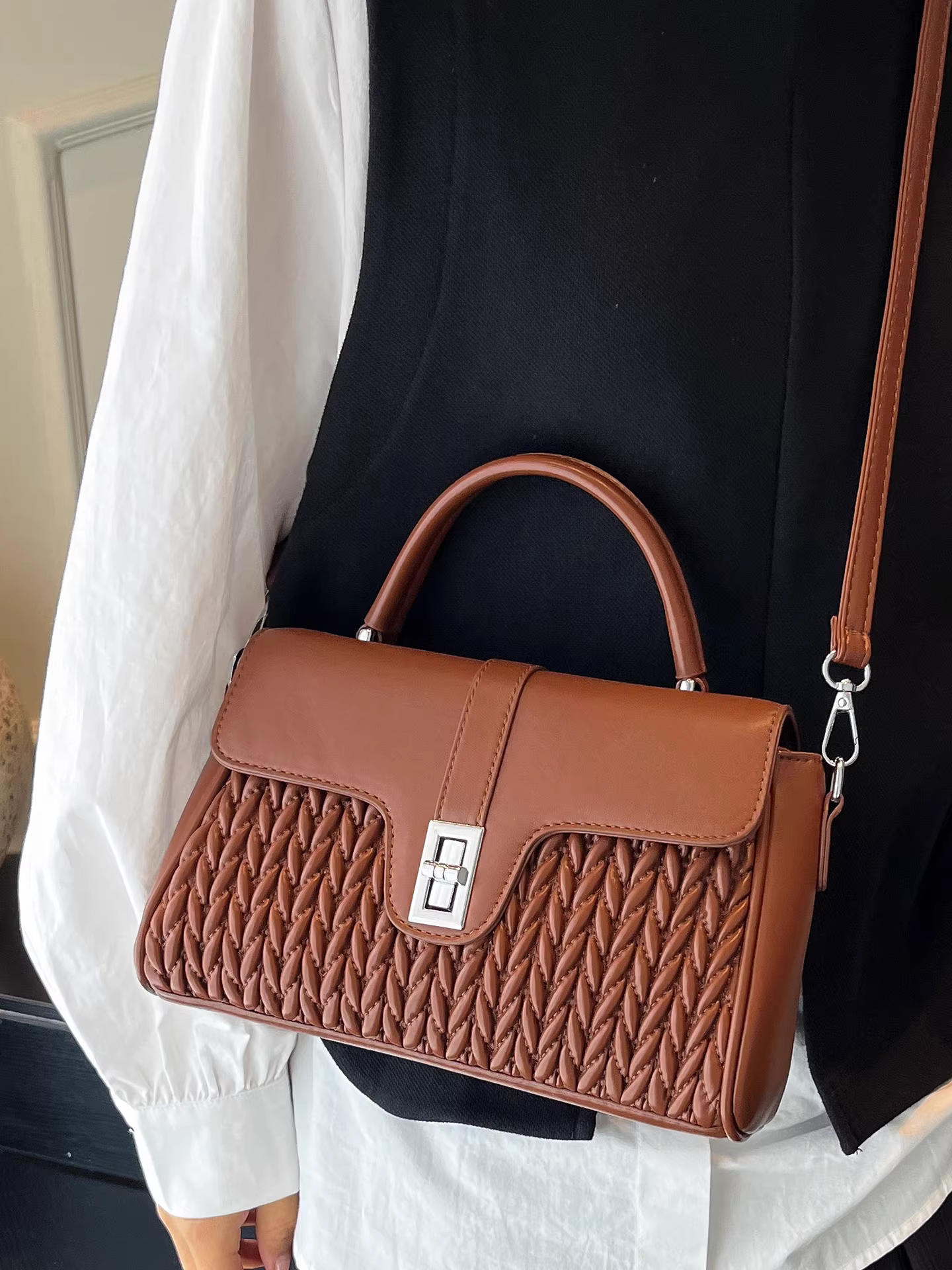 Túi xách nữ hot trend năm nay 2025, mẫu mới thu đông, thiết kế độc đáo, túi đeo chéo, túi xếp ly, túi vuông nhỏ