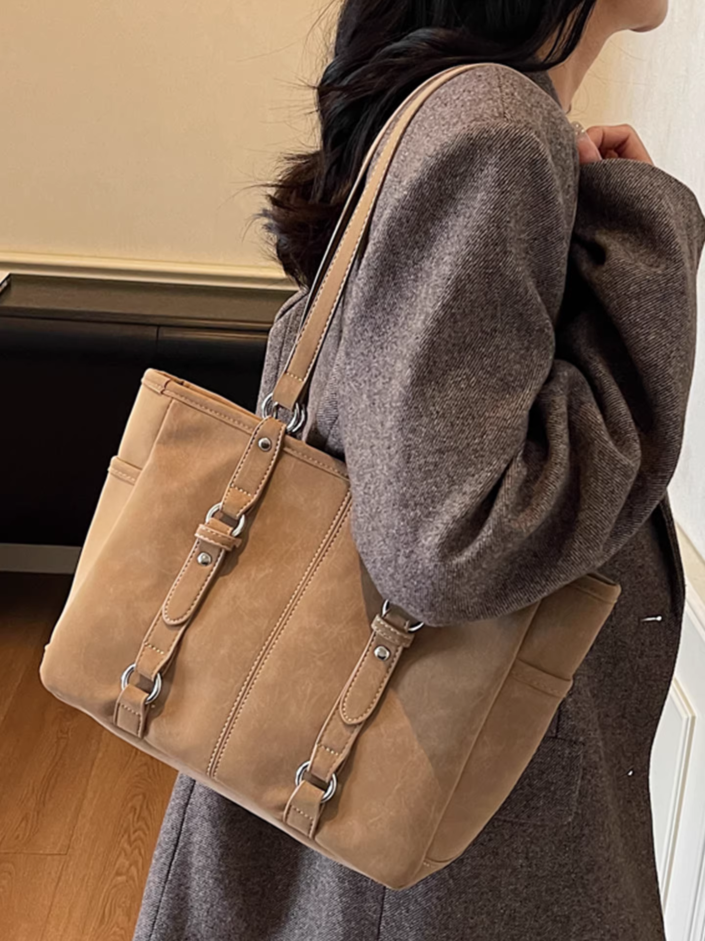 Những chiếc túi xách nữ được ưa chuộng năm nay là túi đeo vai đa năng kiểu retro mùa thu đông 2025, dung tích lớn, dành cho học sinh đi học.