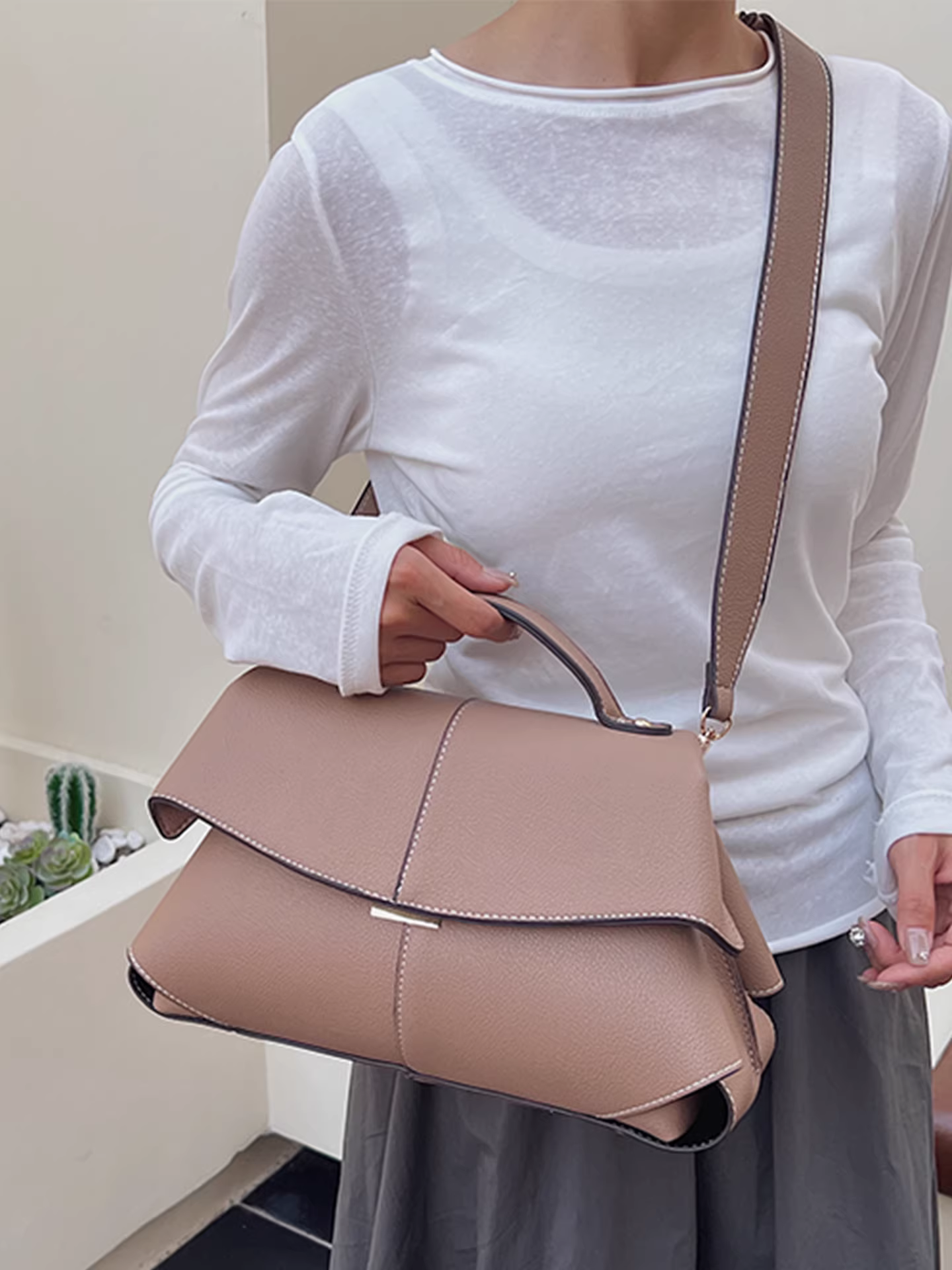 Túi đeo chéo nữ retro, dung tích lớn, mẫu mới thu đông 2025, thiết kế độc đáo, phong cách thường ngày, túi đi làm thời thượng.