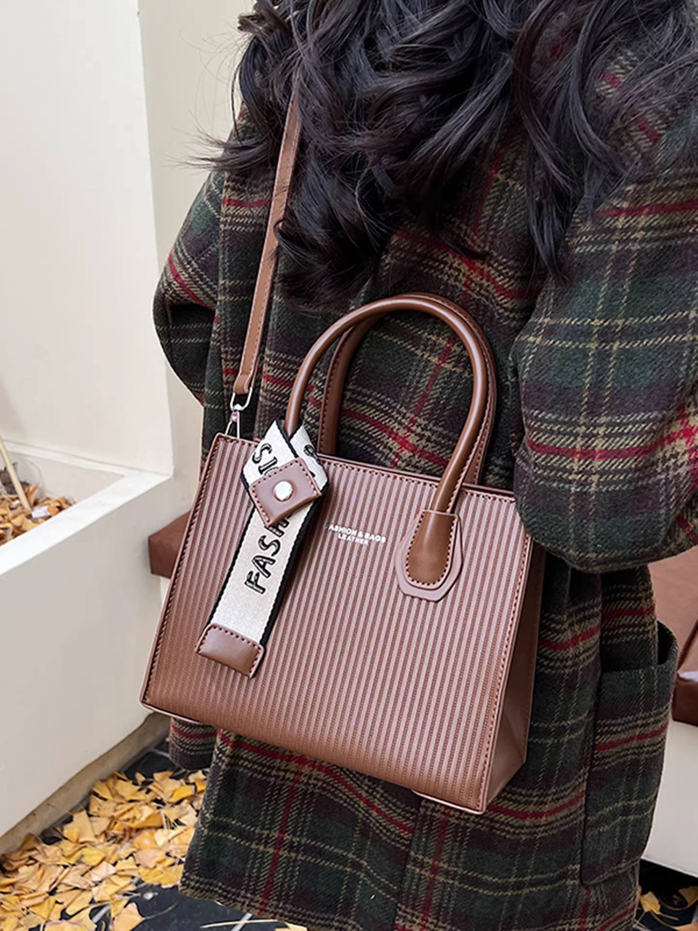 Túi xách cổ điển dành cho nữ, đa năng cho mùa thu đông, mẫu mới 2025 với thiết kế sọc, túi đeo vai và đeo chéo rất bắt mắt, túi xách vuông nhỏ phổ biến.
