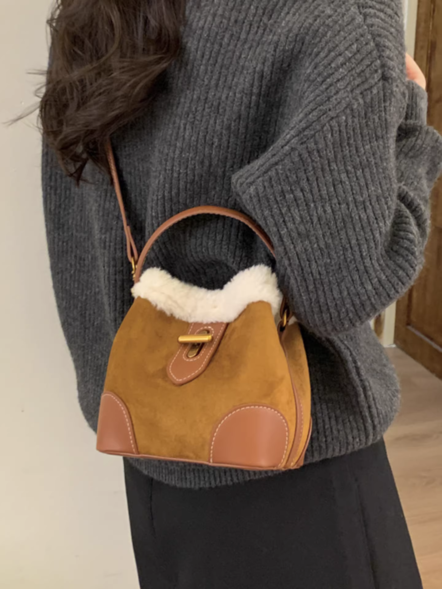 Túi mini cao cấp dành cho nữ, mẫu mới thu đông 2025, túi đeo chéo retro mờ, túi xách tay dáng xô lông mềm